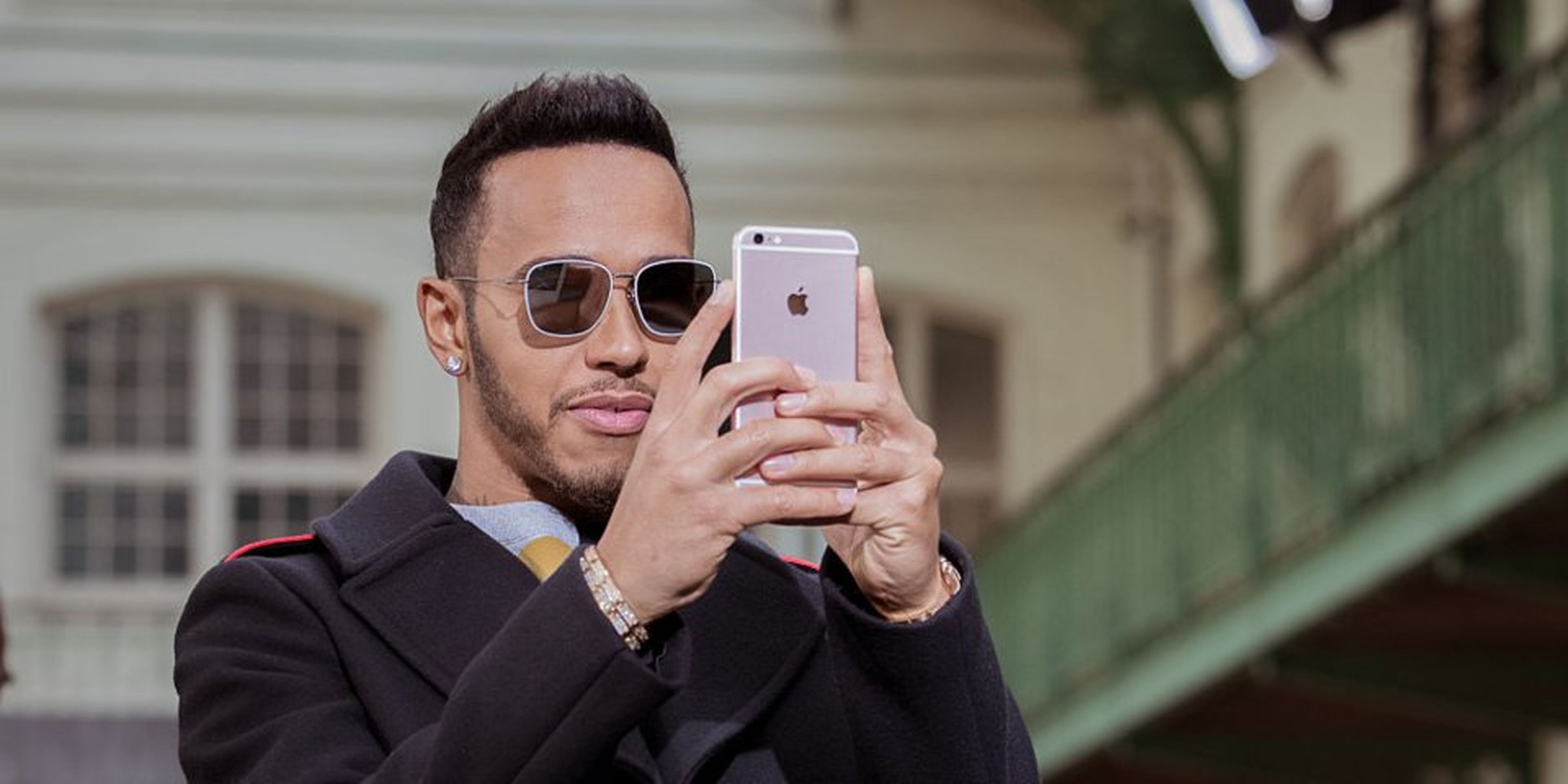 Neymar mirando las redes sociales [RE]