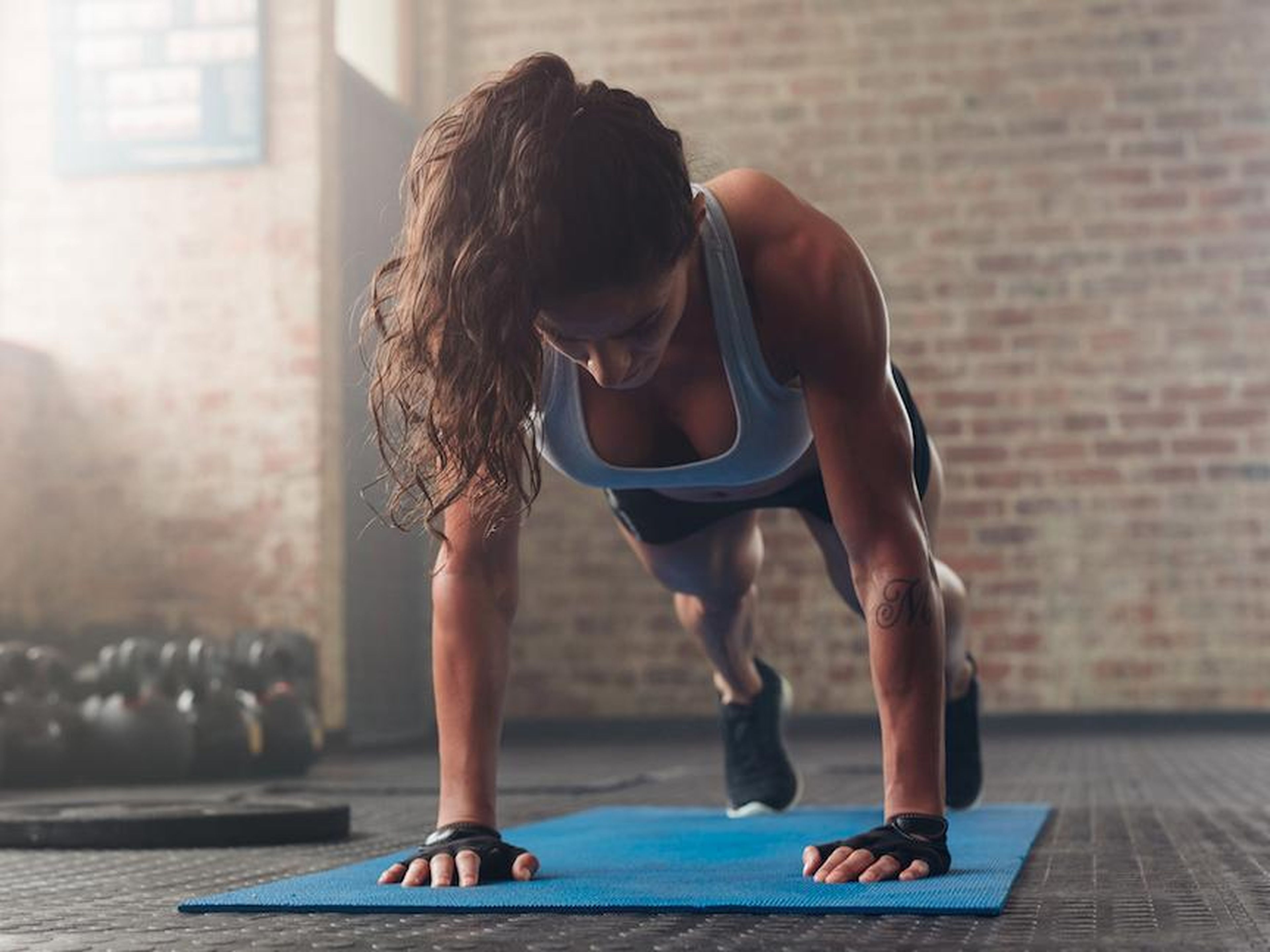 Otros tipos de entrenamiento muscular pueden incluir movimientos como abdominales o sentadillas
