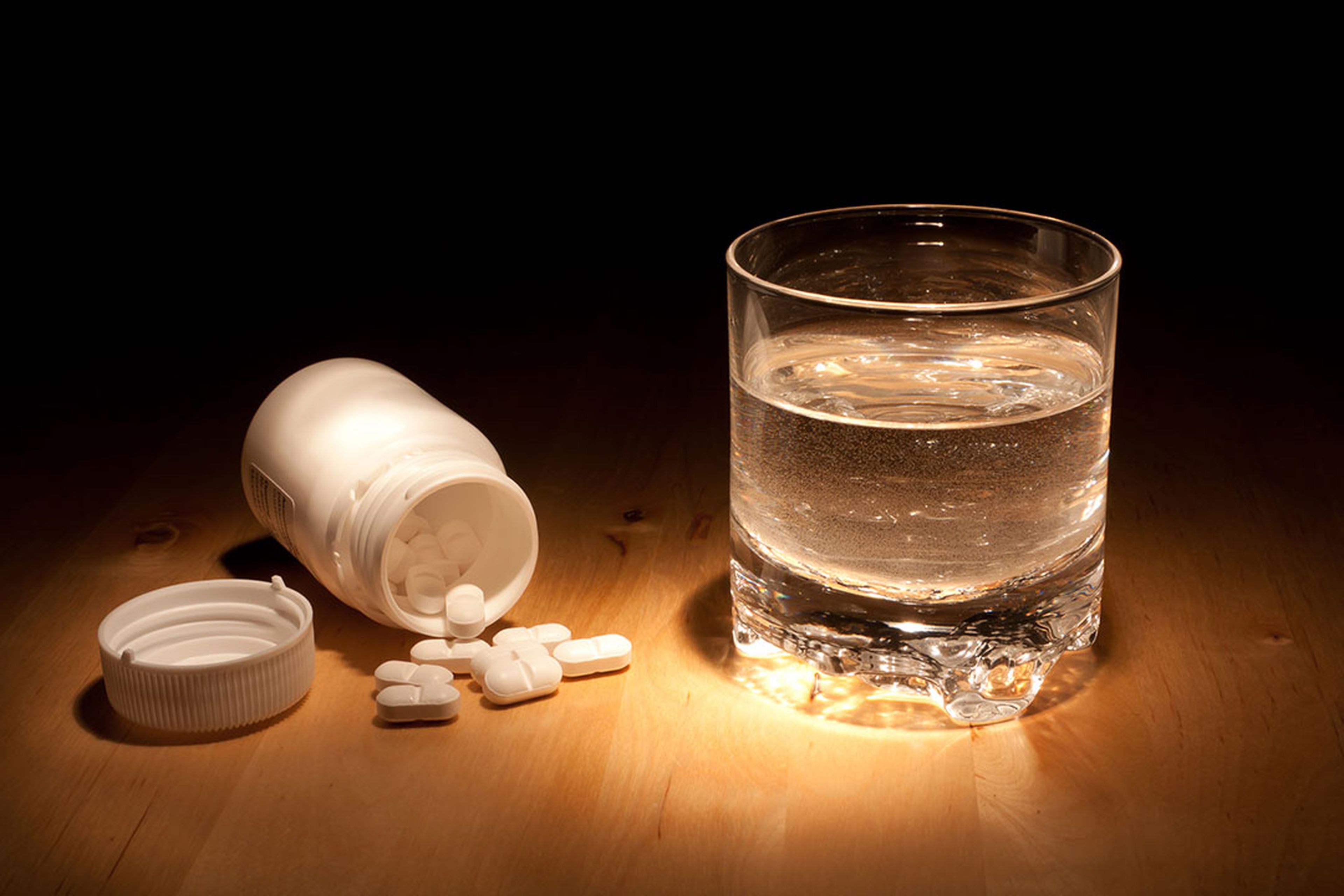 pastillas, medicinas, vaso de agua