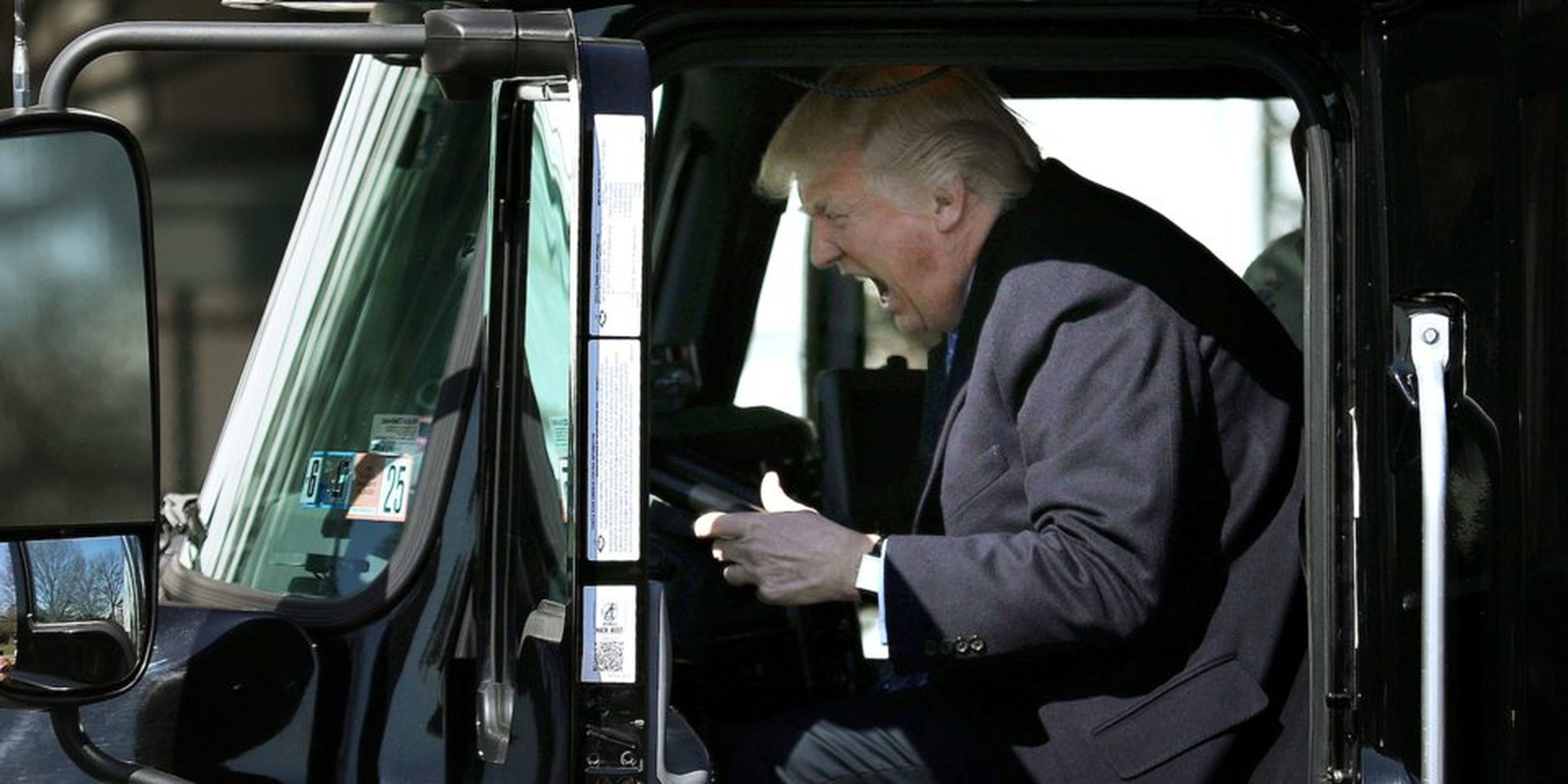 El presidente de EEUU, Donald Trump, sentado en un camión antes de un encuentro con camioneros en la Casa Blanca en Washington, EEUU, el 23 de marzo de 2017.