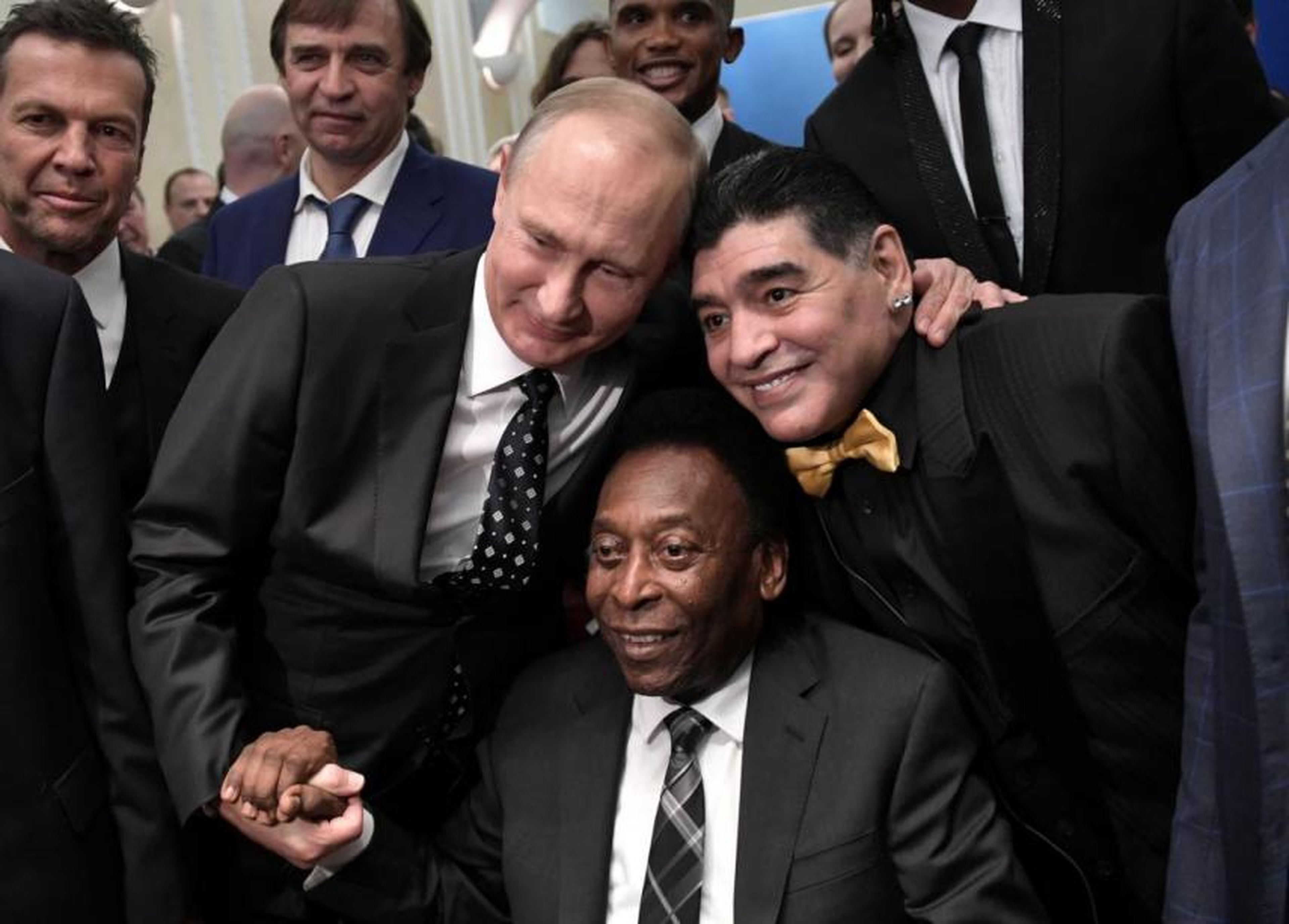 Vladimir Putin con Pelé (centro) y Diego Maradona (a la dercha).