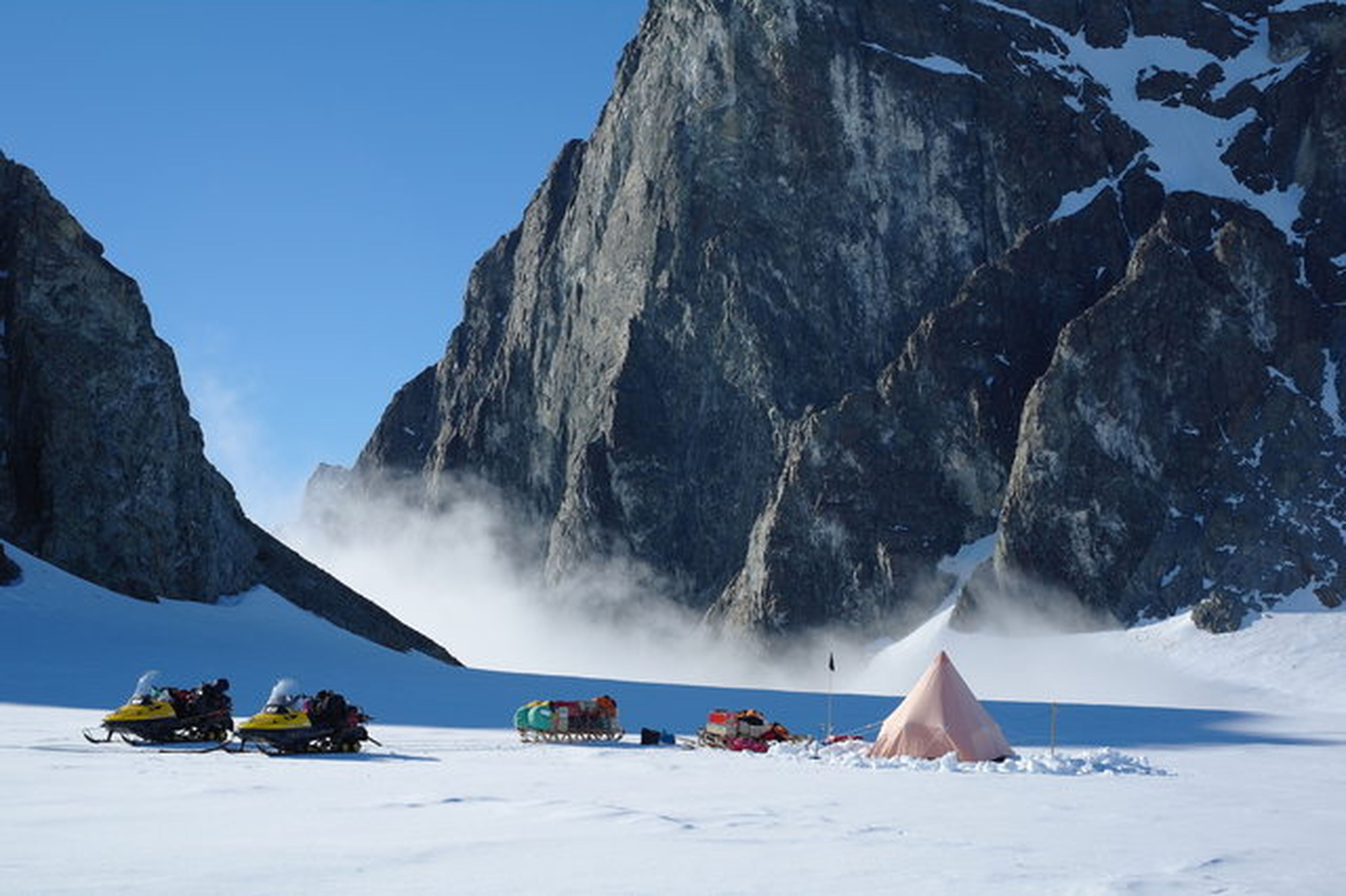Un campo de dos hombres del British Antarctic Survey junto al Obelisco en Alexander Island, Península Antártica