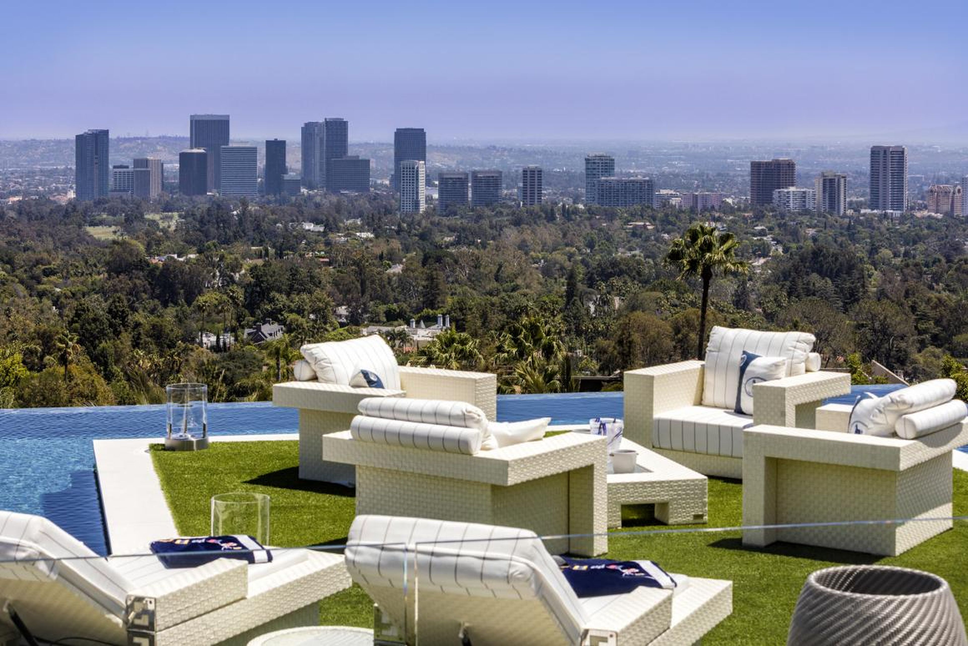 Situada en una colina, la casa ofrece una vista de 270 grados del área de Los Ángeles: una de sus características más preciadas.