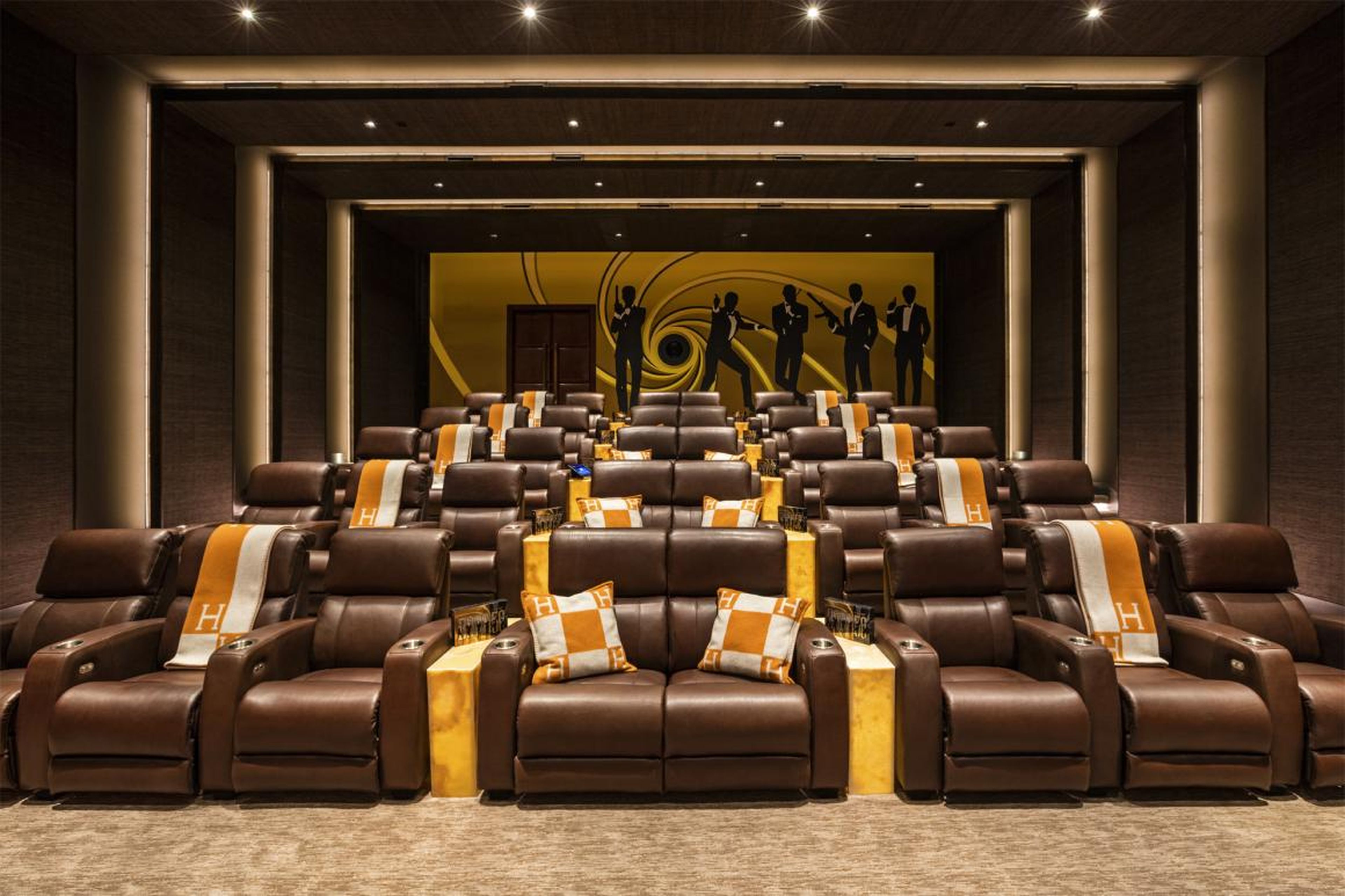 Realmente incomparables a la enorme sala de cine, que tiene espacio para 40 personas y su propio cartel de James Bond en la pared.