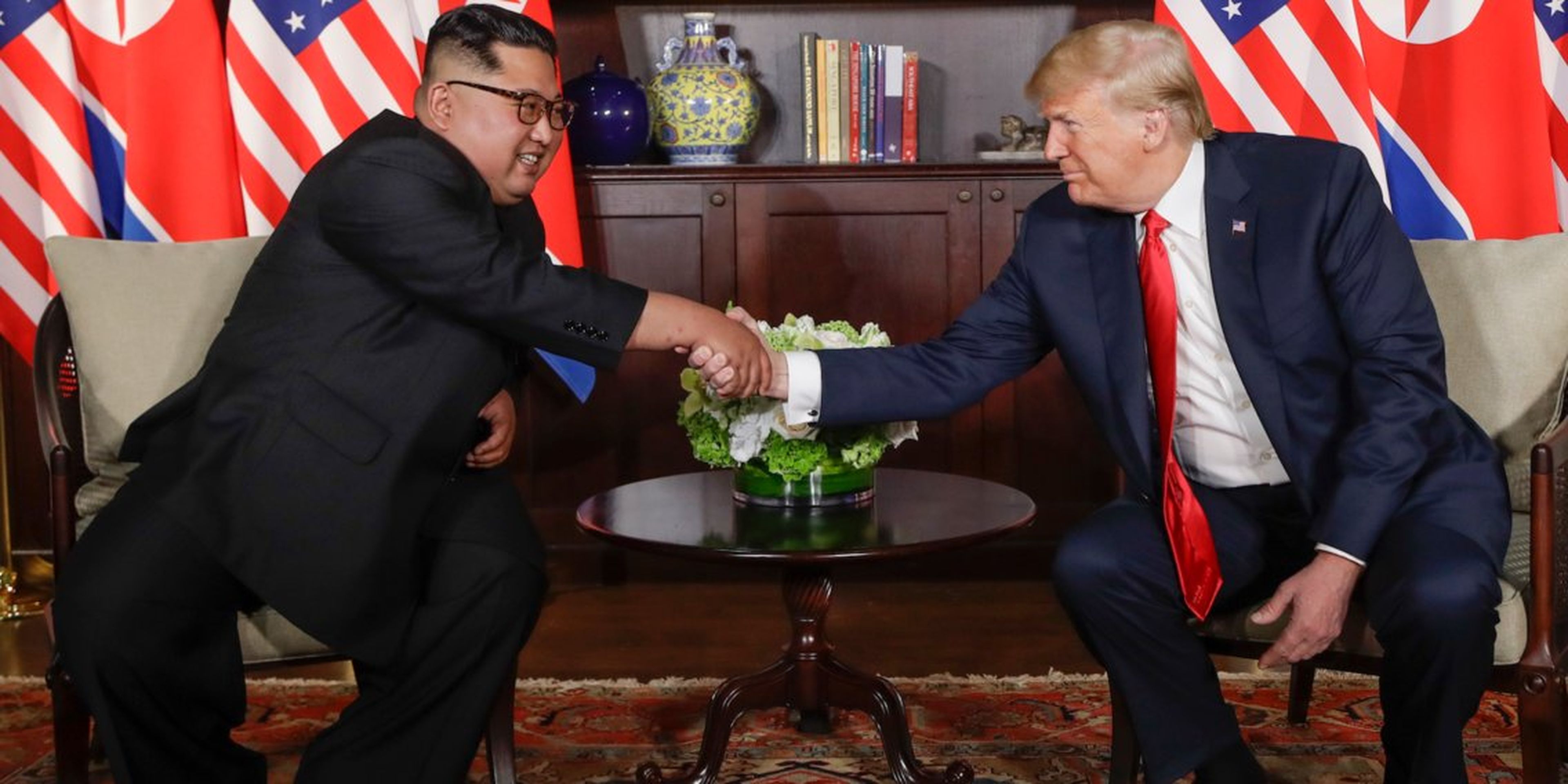 El presidente Donald Trump le da la mano al líder de Corea del Norte, Kim Jong Un, durante su primera reunión en el complejo Capella en la isla Sentosa, el 12 de junio de 2018, en Singapur.