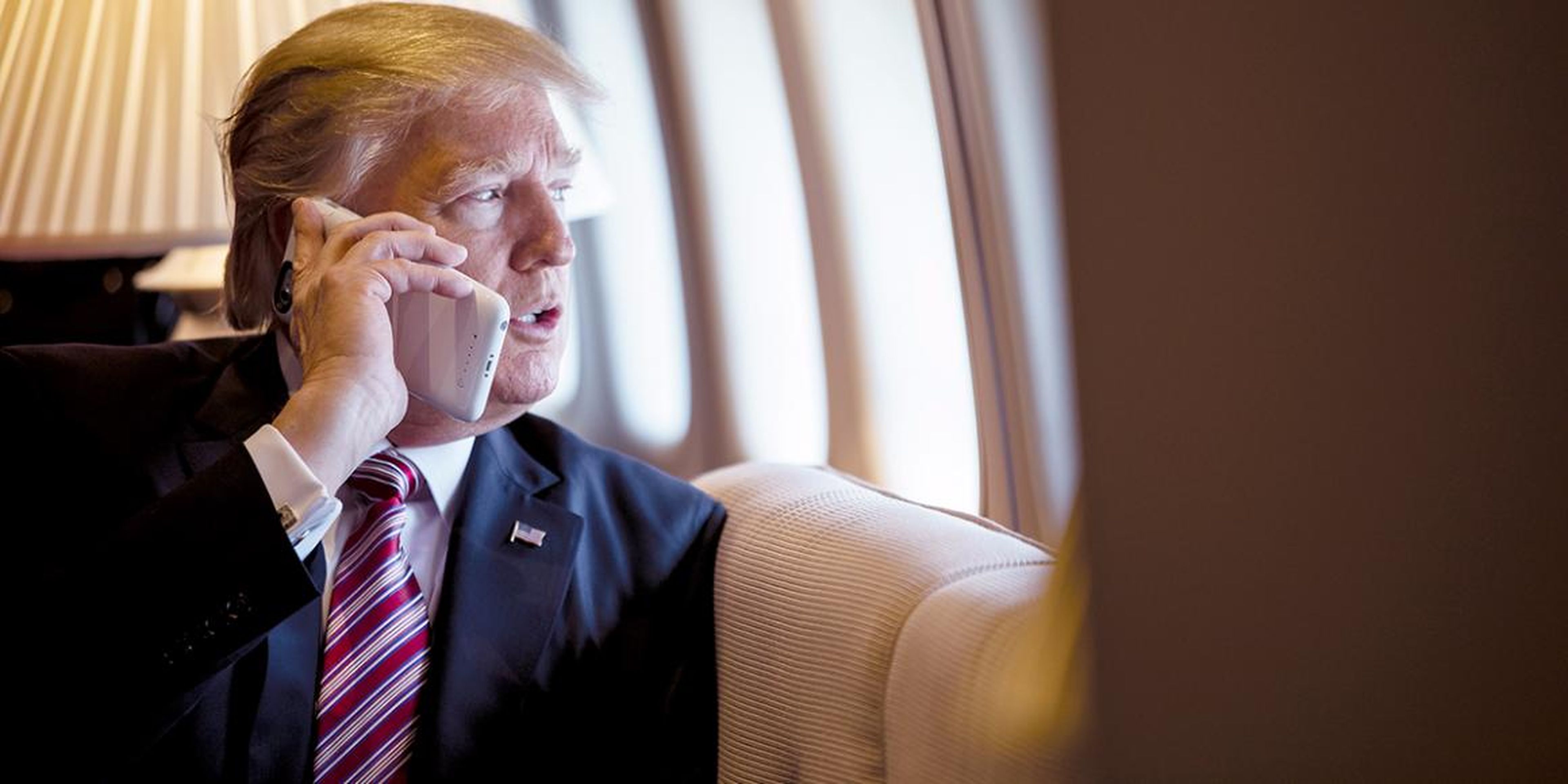 Donald Trump al teléfono.