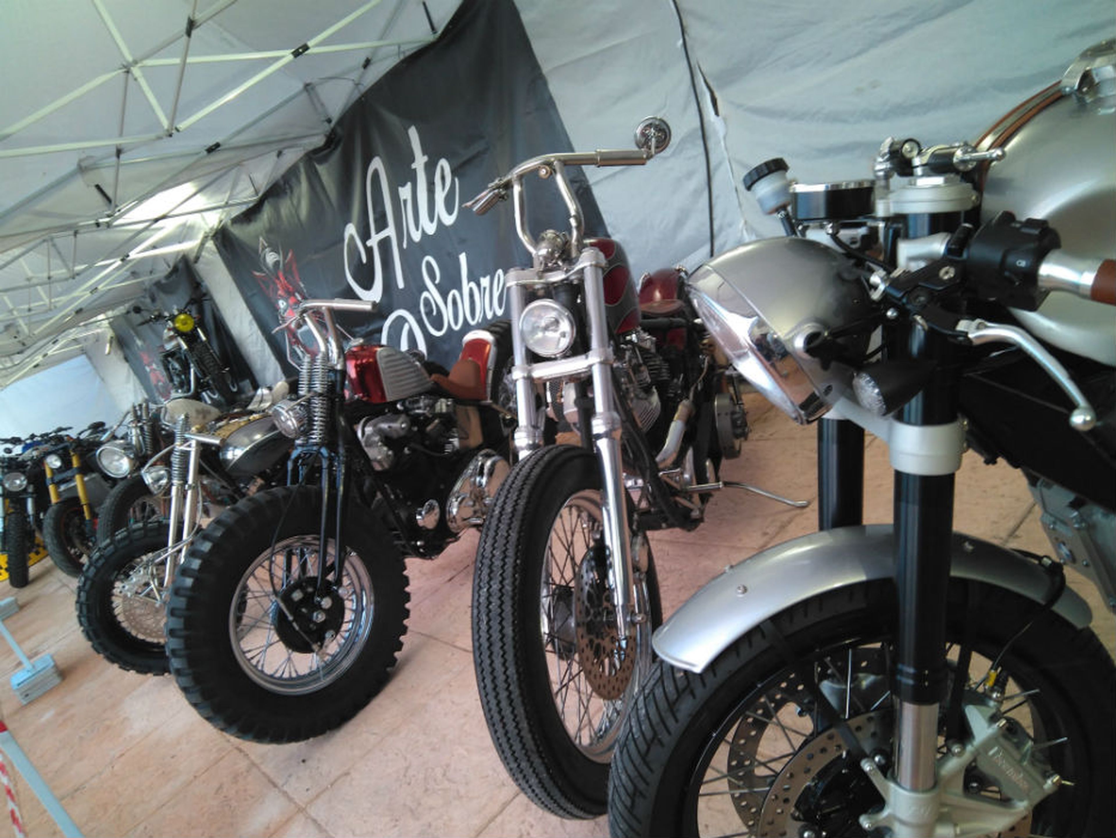 Varias motos cedidas por los clubes que acudieron al Garage Sound