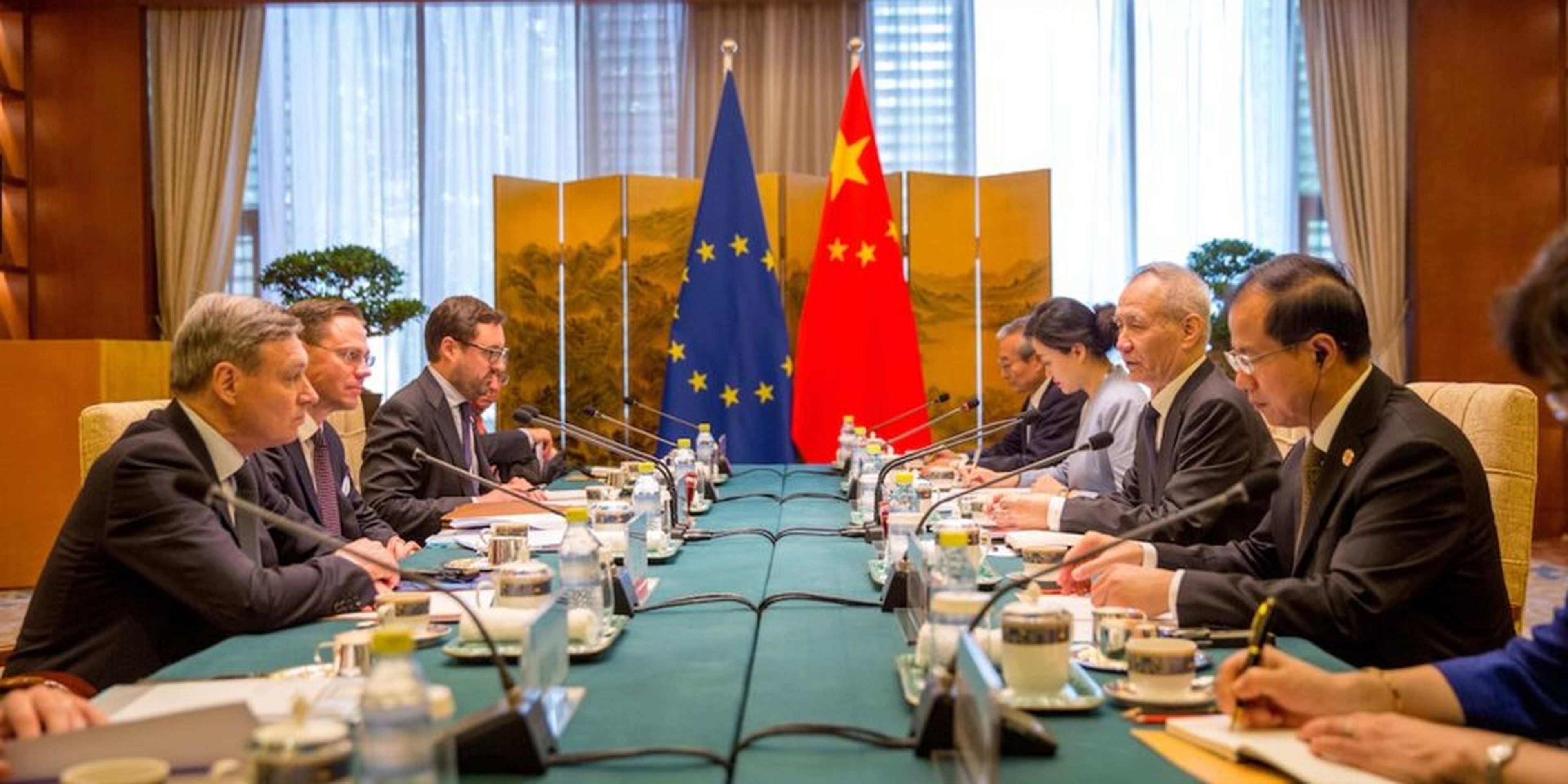 El vicepresidente de la UE para el empleo y el crecimiento económico, Jyrki Katainen (segundo por la izquierda), y el viceprimer ministro chino Liu He (segundo por la derecha).