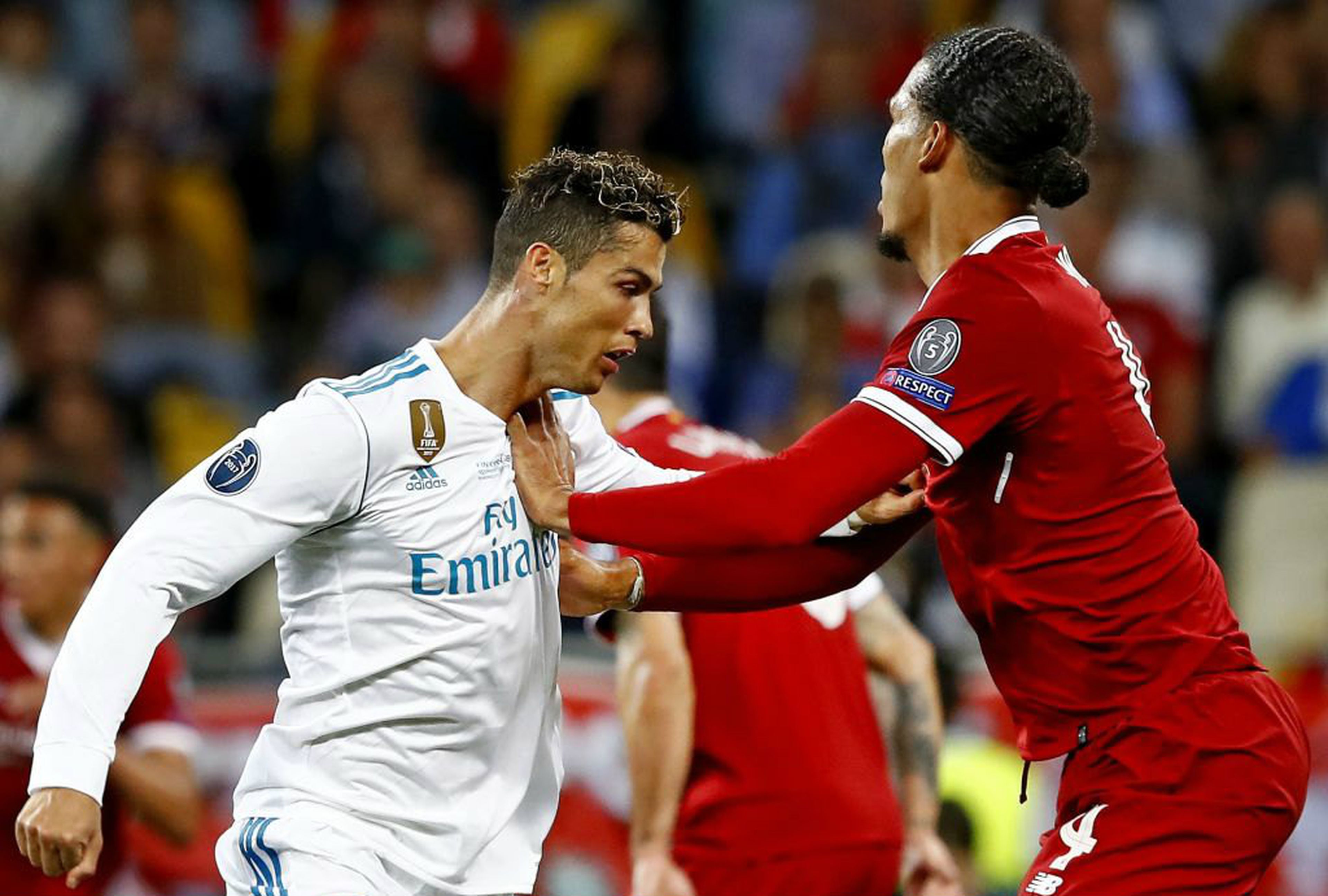 Virgil Van Dijk (derecha) empuja a Cristiano Ronaldo durante la final de la Champions League 2018