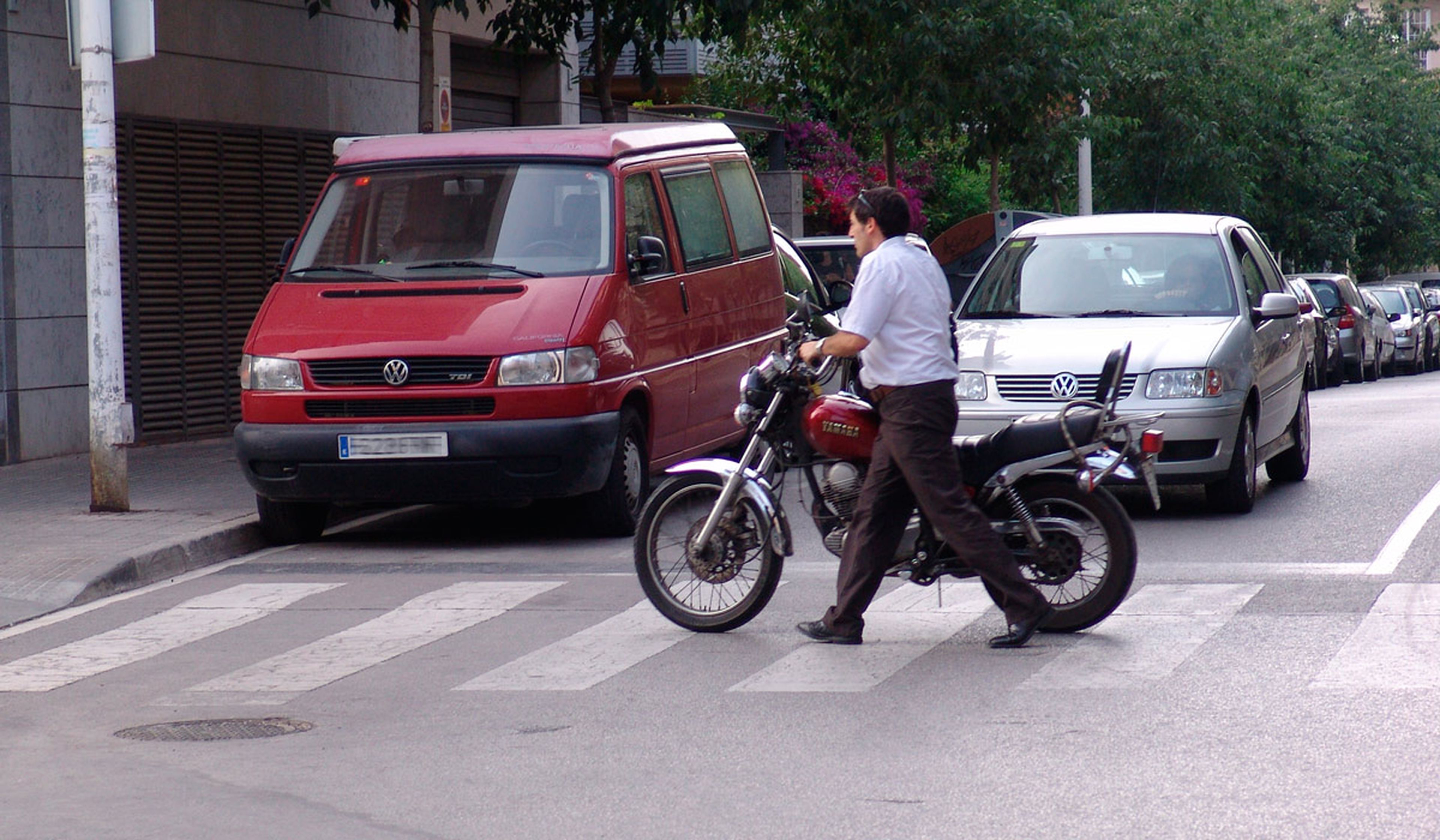 Por conducir una moto sin casco, la multa son 200 euros y tres puntos del carné.