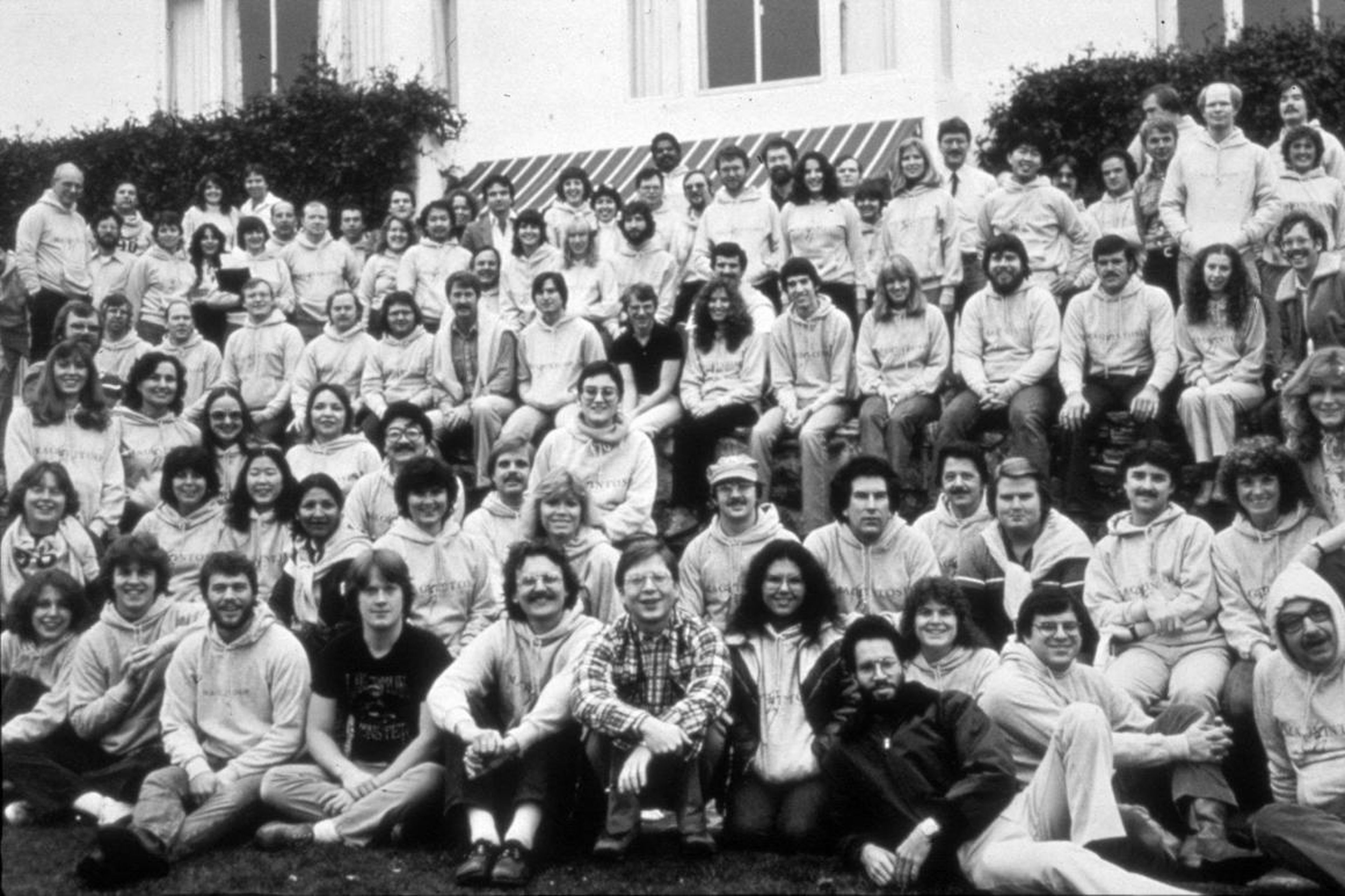 El equipo de Apple en un encuentro en Carmel (California) en 1982: Steve Jobs y Steve Wozniak se encuentran en la misma fila, sentados, en la parte central de la imagen.