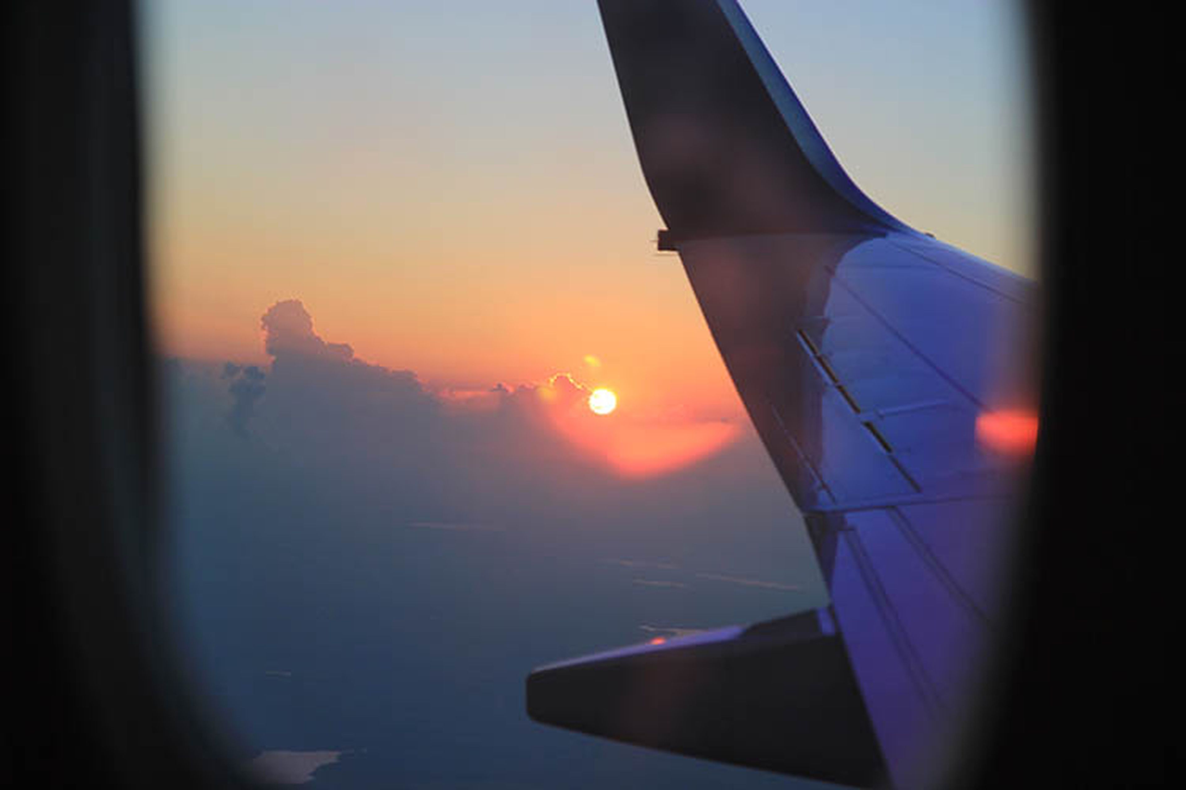 avión puesta de sol