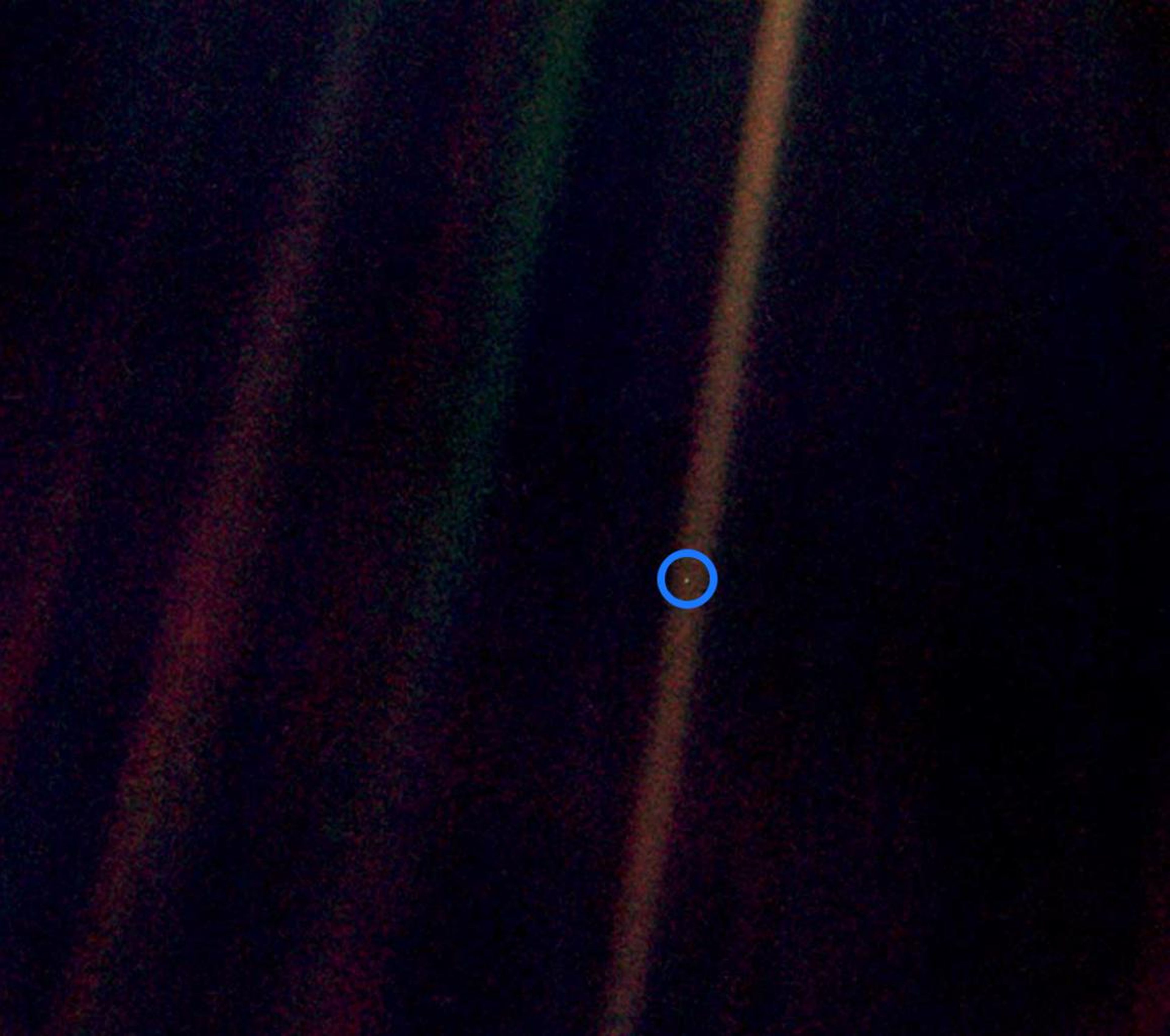 A miles de millones de kilómetros de la Tierra, como dijo Carl Sagan, nuestro mundo es solo un "punto azul pálido", un orbe pequeño y solitario donde se resuelven todos nuestros triunfos y tragedias