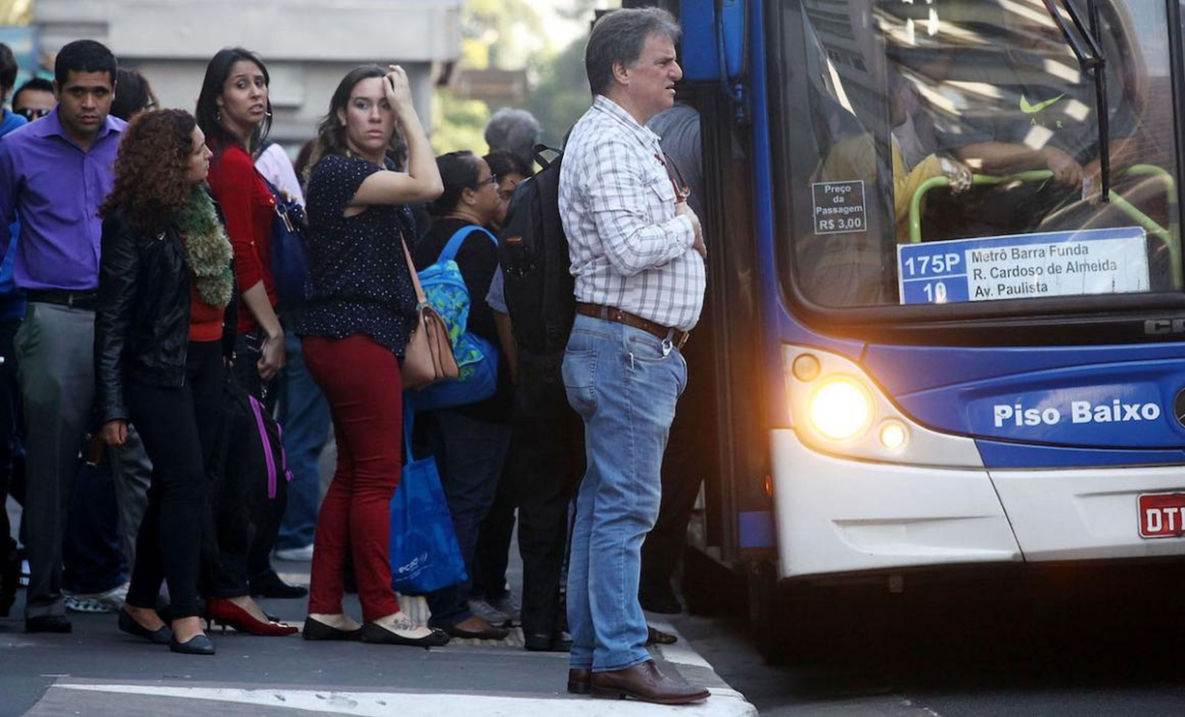 Viajeros que esperan para subir a un autobús en Sao Paolo, Brasil.