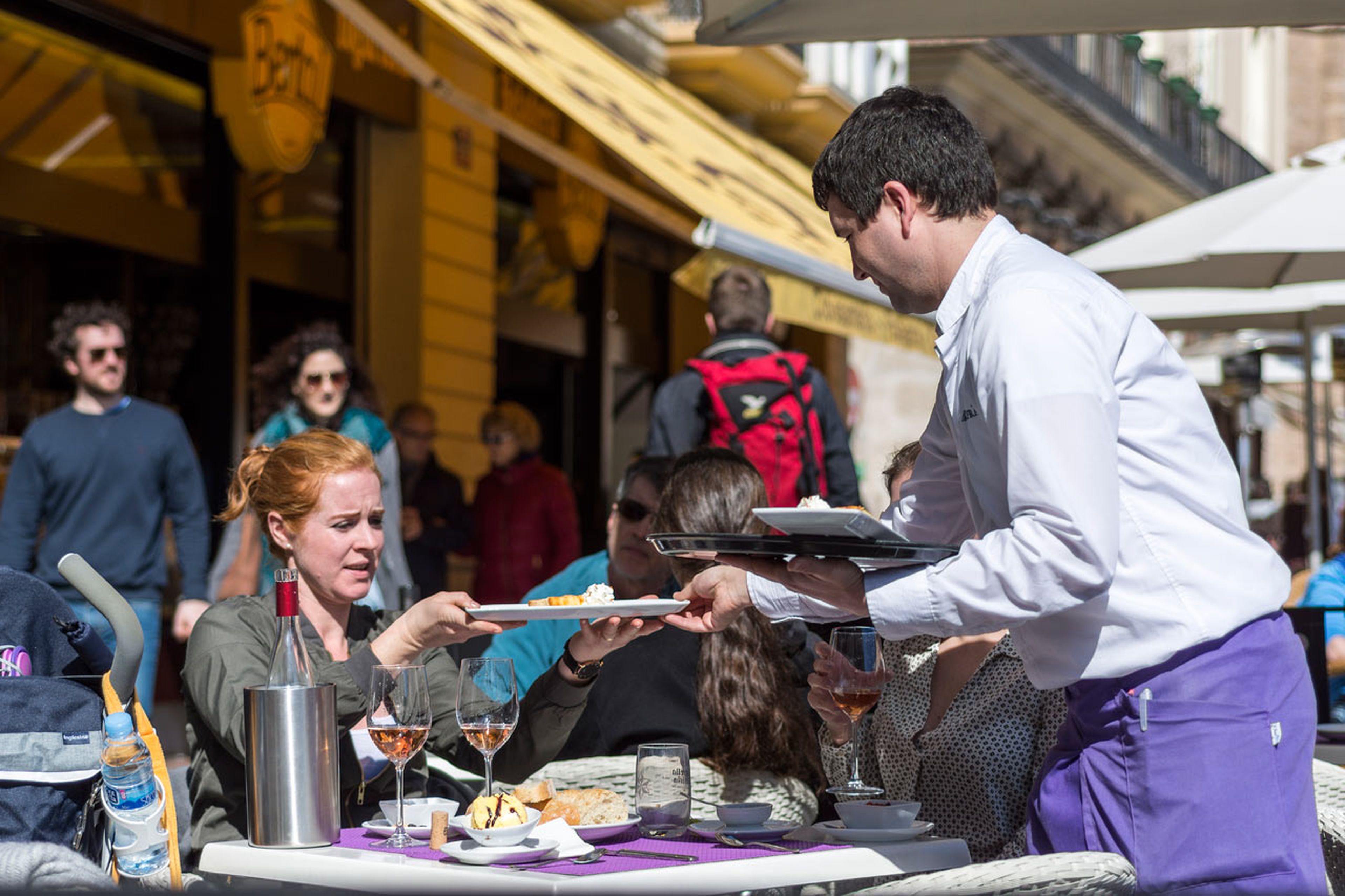 Camarero en la terraza de un restaurante de la Plaza Mayor