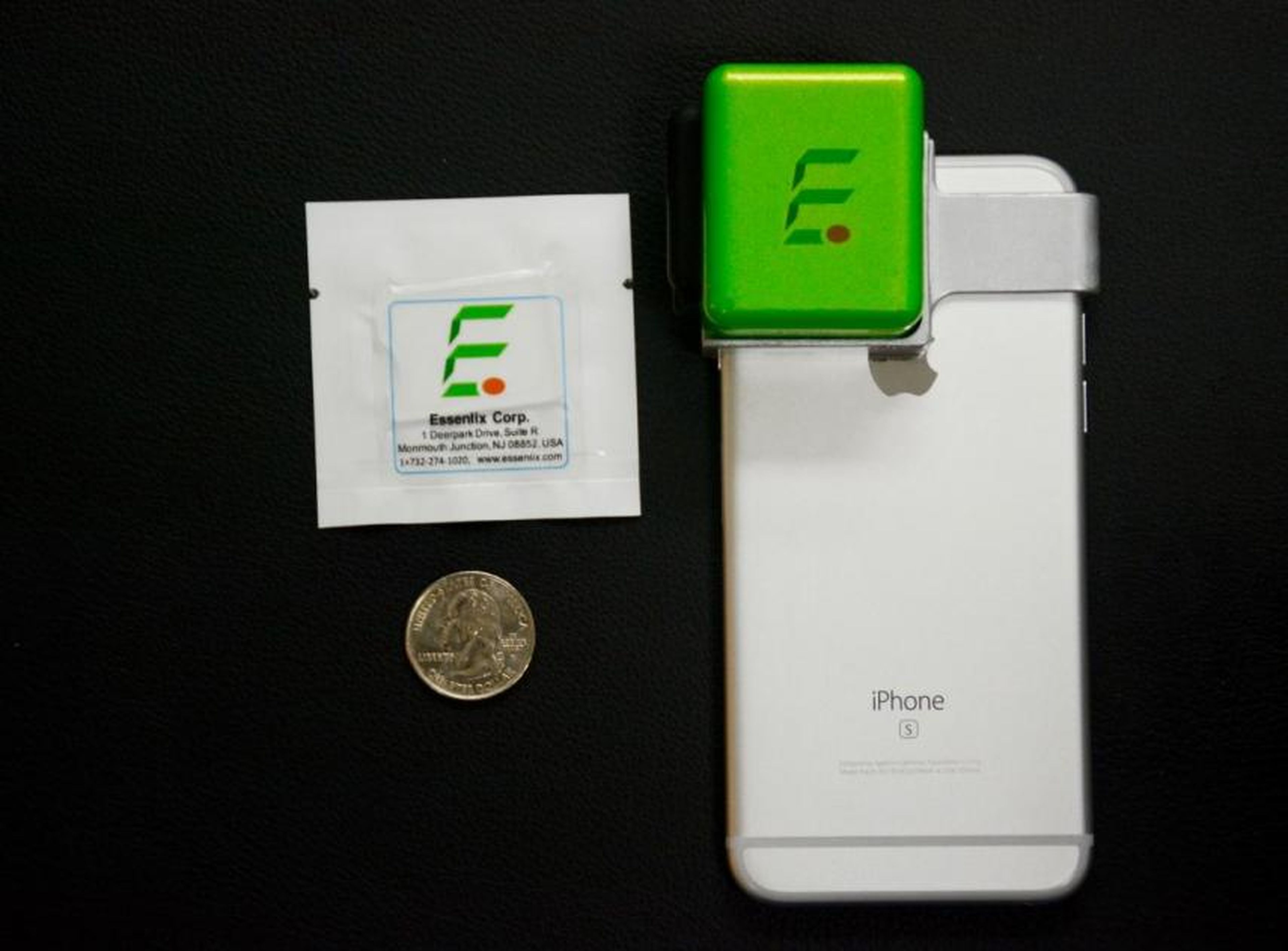 El dispositivo de Essenlix que analiza la sangre acoplado a un iPhone.