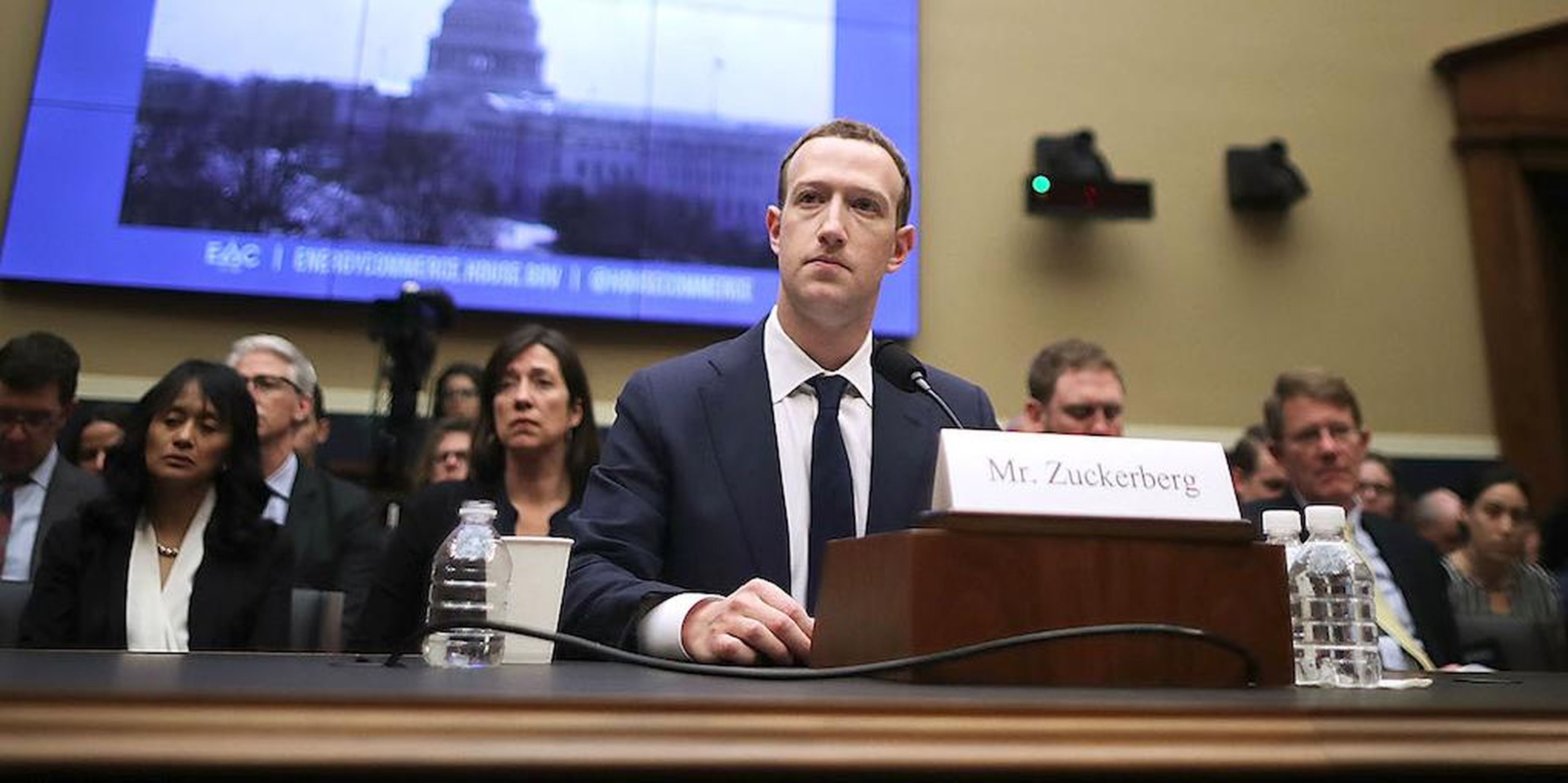 El cofundador, presidente y CEO de Facebook Mark Zuckerberg testifica ante el Comité de Energía y Comercio de la Cámara de Representantes.