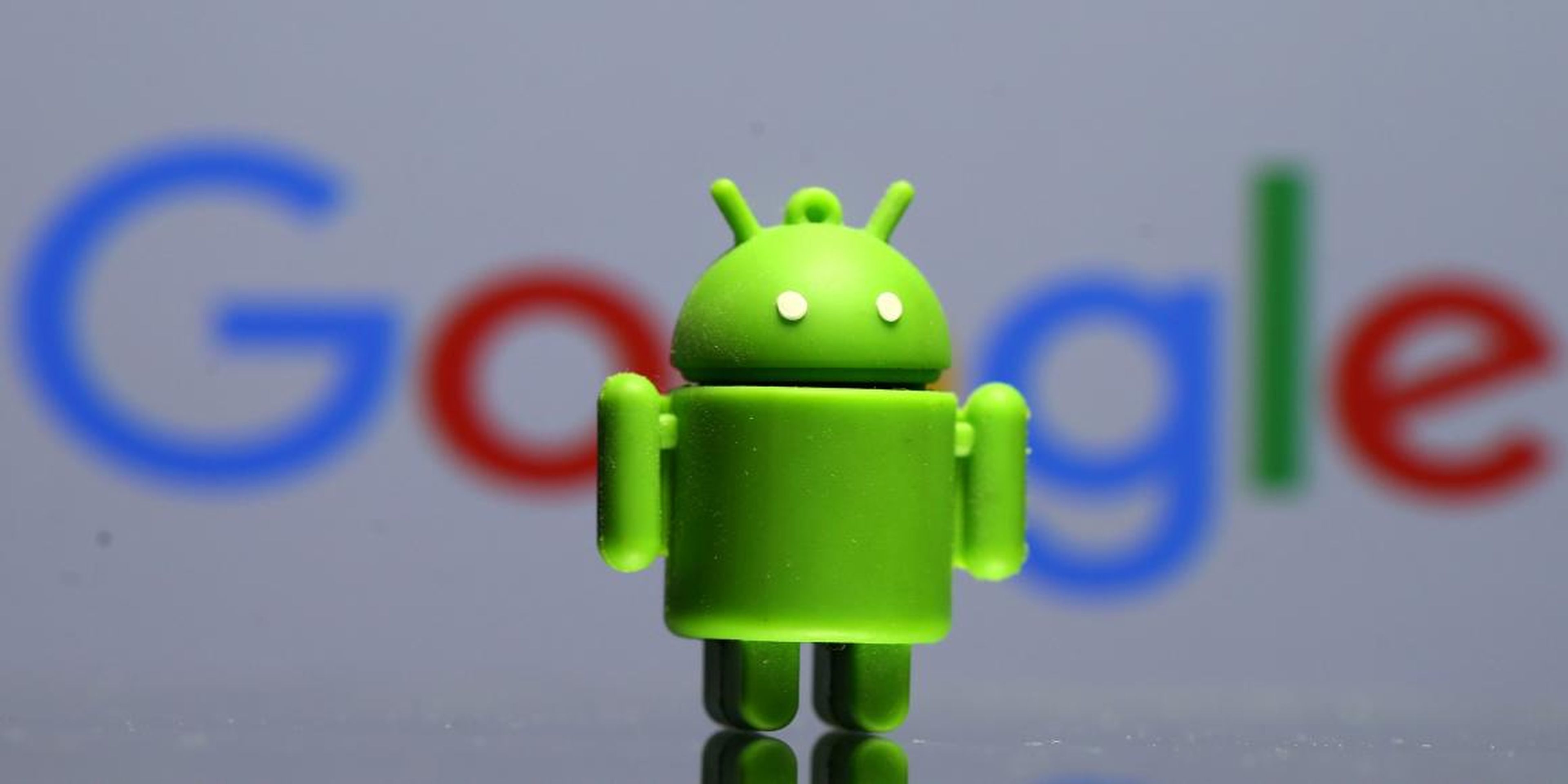 La mascota de Android, Bugdroid, impresa en 3D y frente al logo de Google.