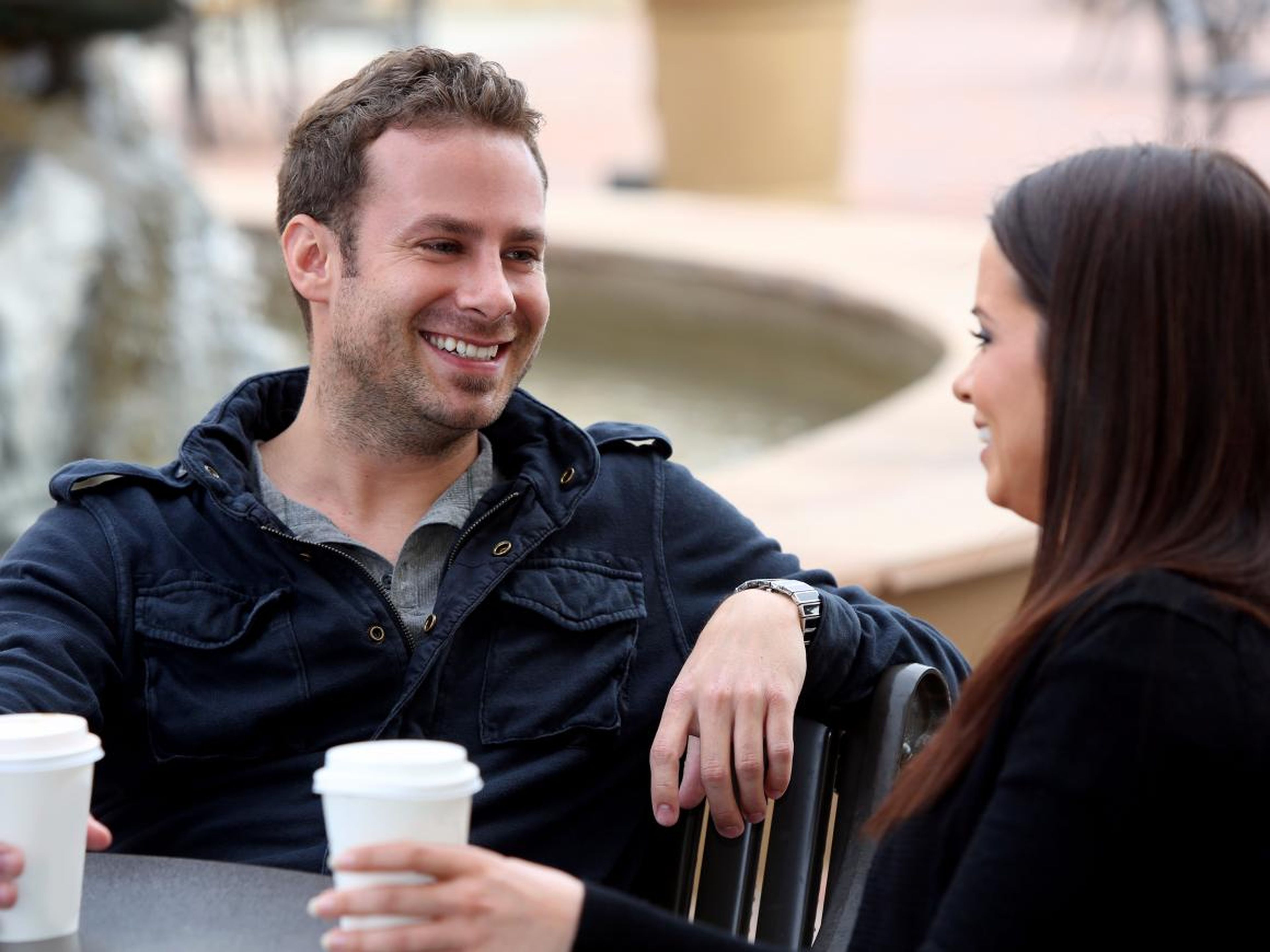hombre y mujer tomando un café