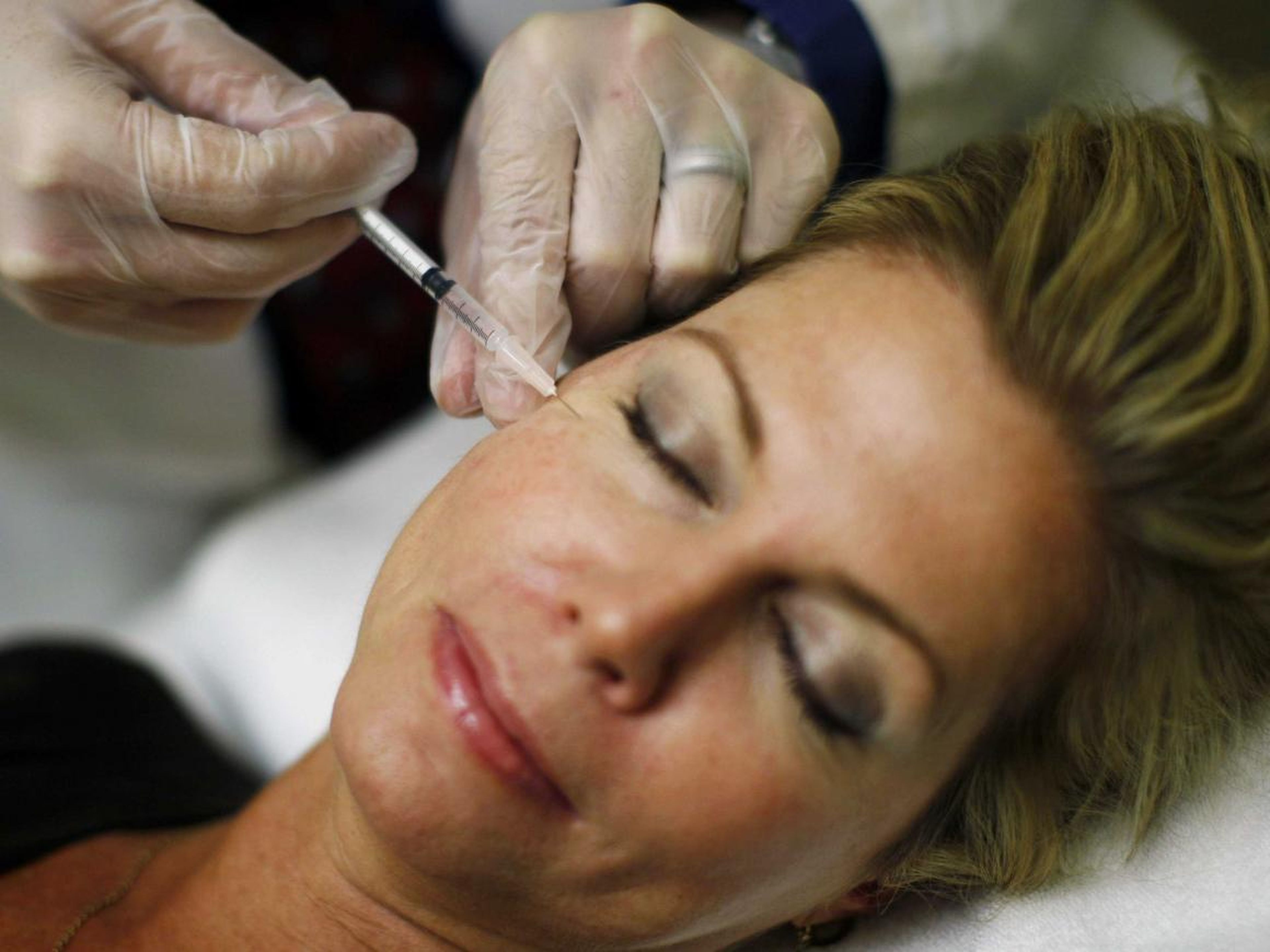 Mujer poniéndose Botox