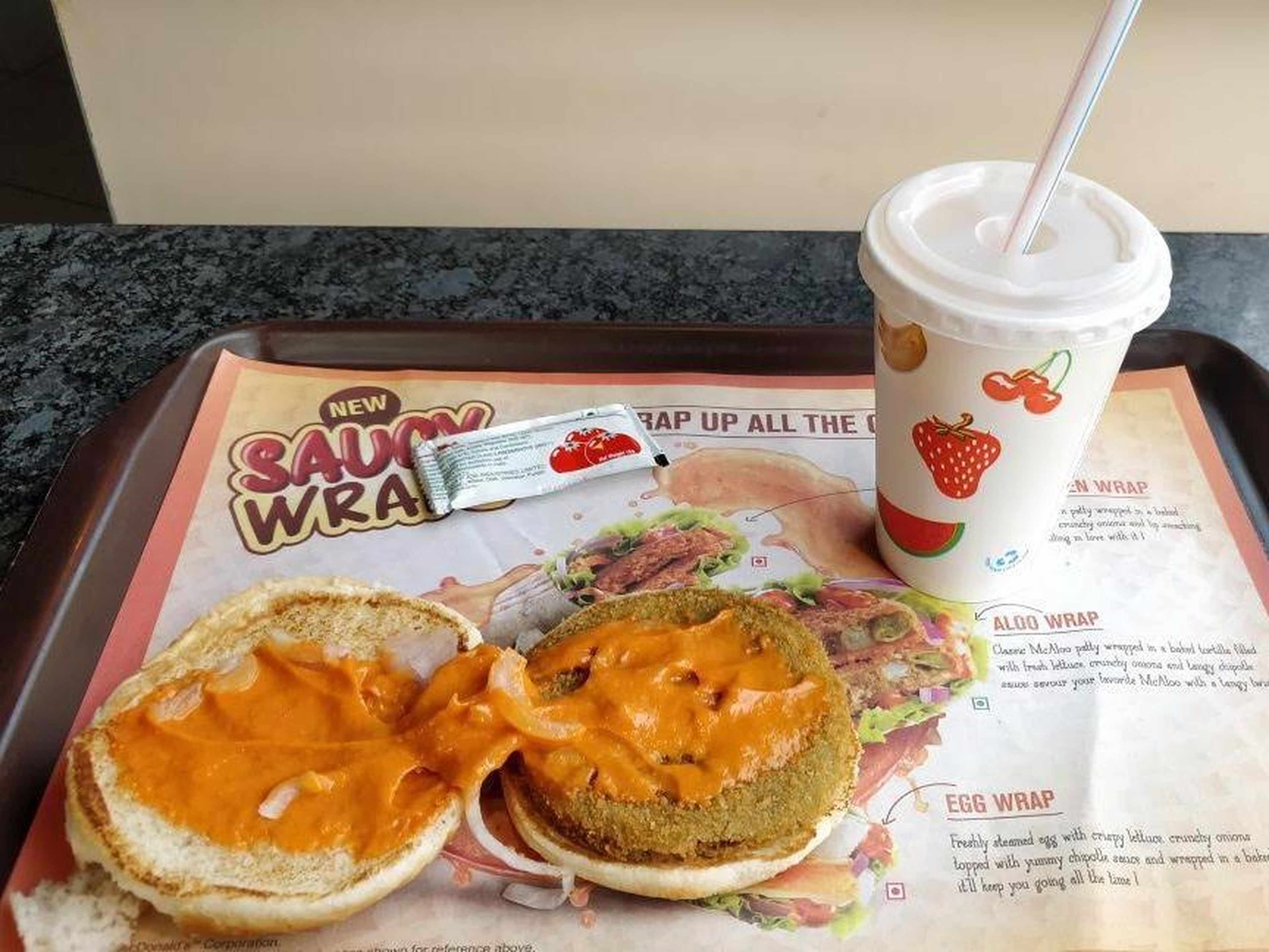 Un elemento que es especial para el menú de McDonald's en la India es el McAloo Tikki Burger. "Aloo" significa "patata" y la palabra "tikki" significa "una pequeña chuleta".