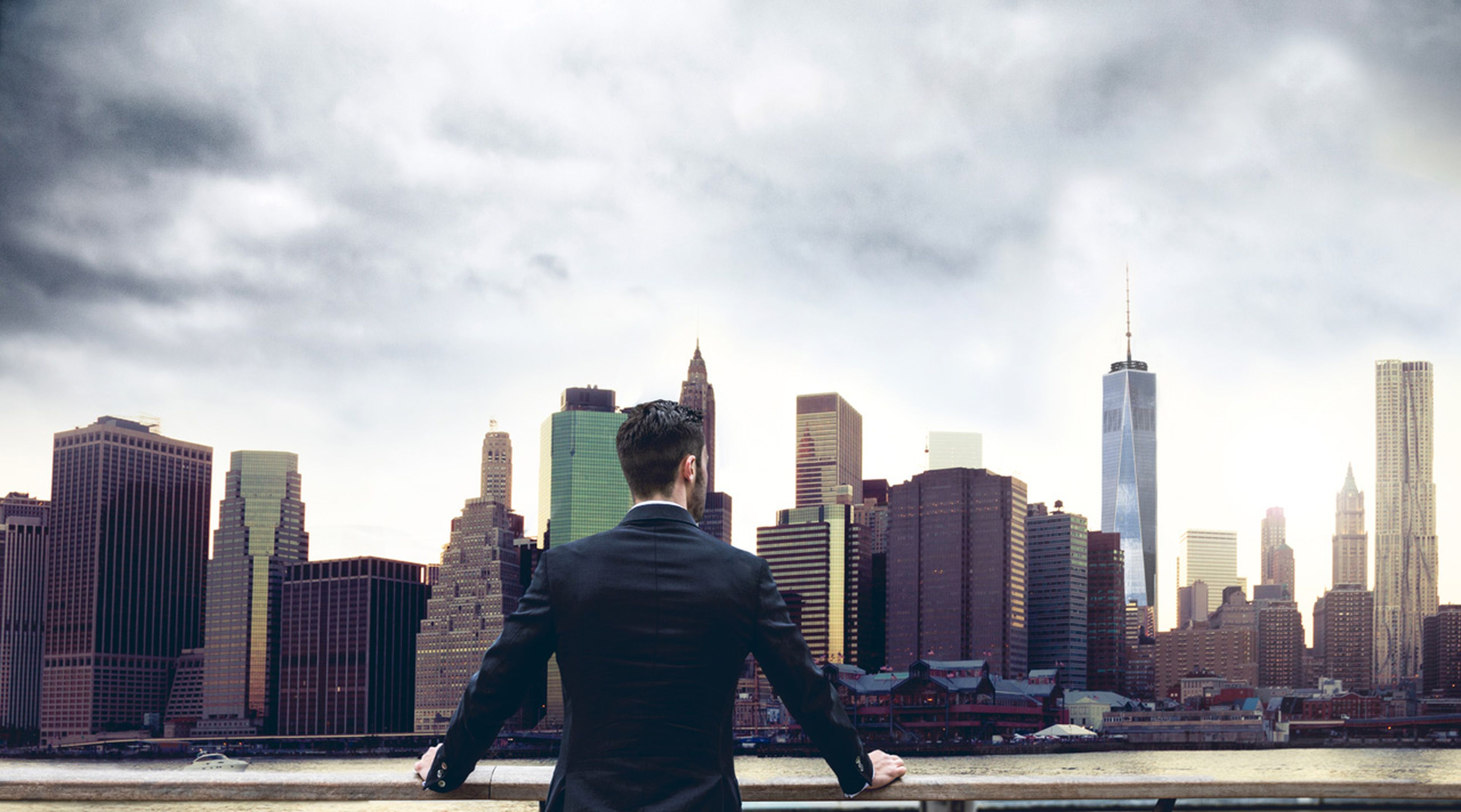 Joven inversor frente al skyline de Nueva York
