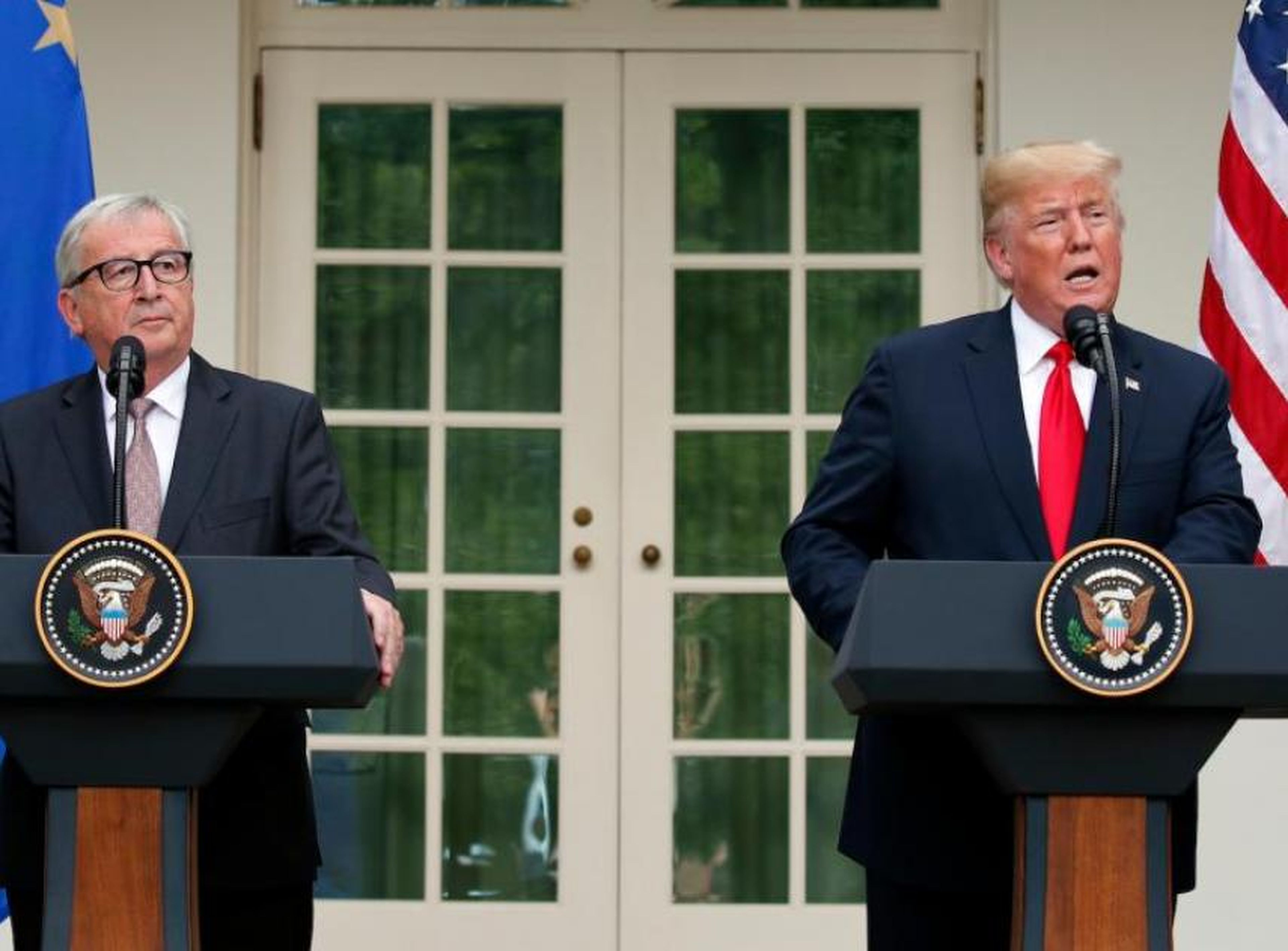 El presidente Donald Trump y el presidente de la Comisión Europea Jean-Claude Juncker hablan en el Rose Garden de la Casa Blanca, el miércoles 25 de julio de 2018 en Washington.