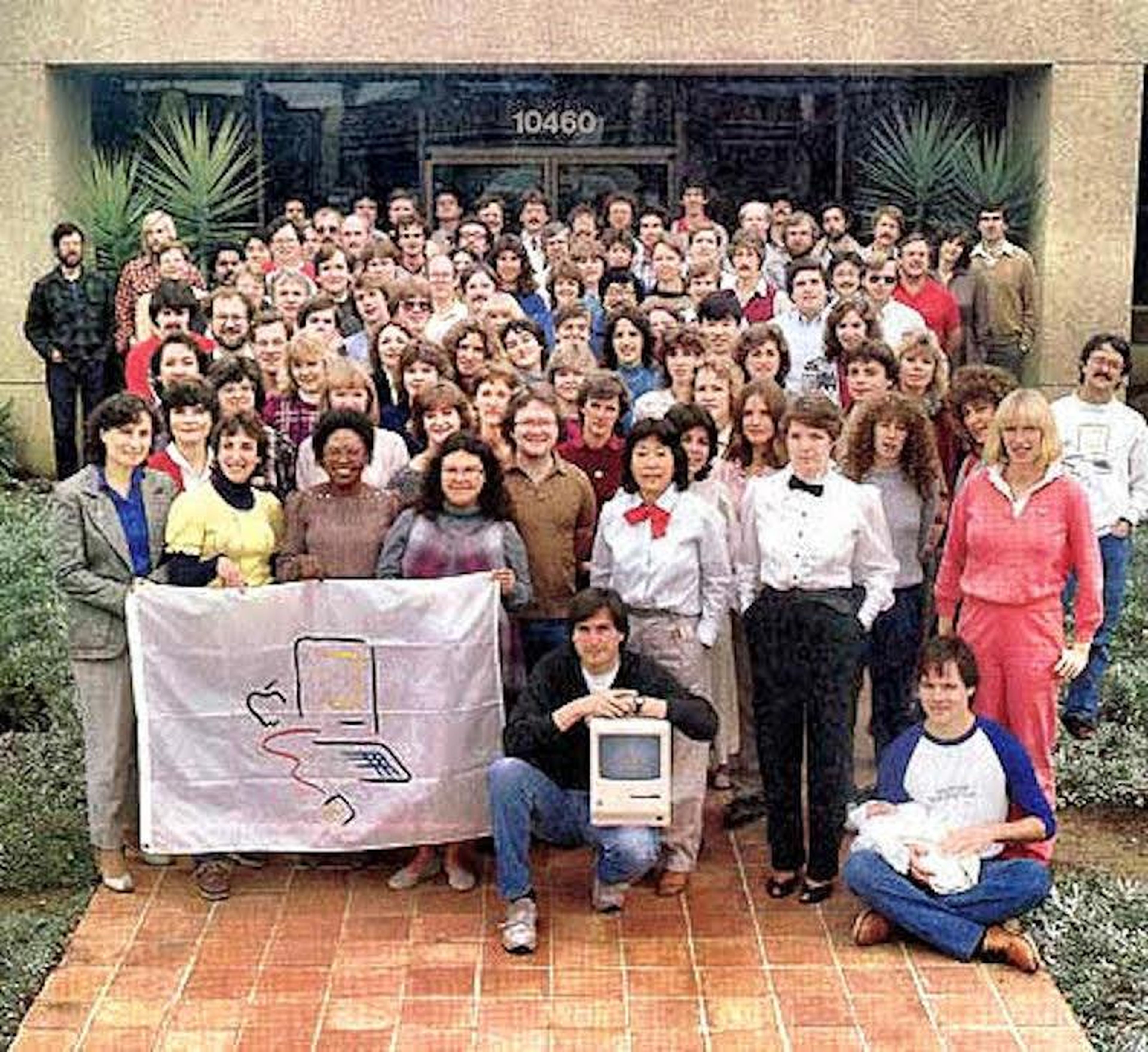 La división del Macintosh reunida frente al edificio Bandley 3 justo antes del lanzamiento del Mac, a finales de 1983.