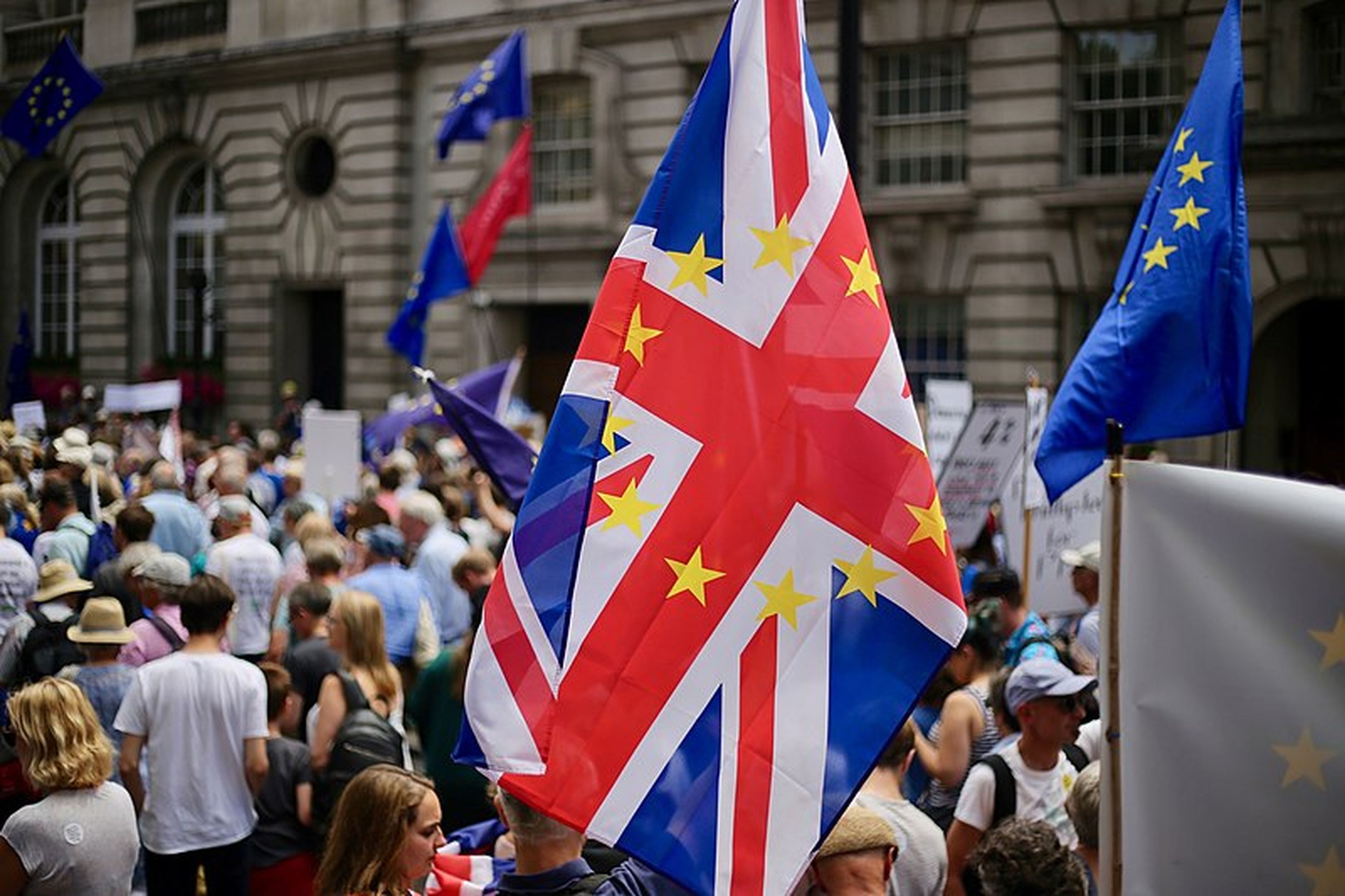 Manifestantes pidiendo una votación sobre la negociación del Brexit, el pasado junio