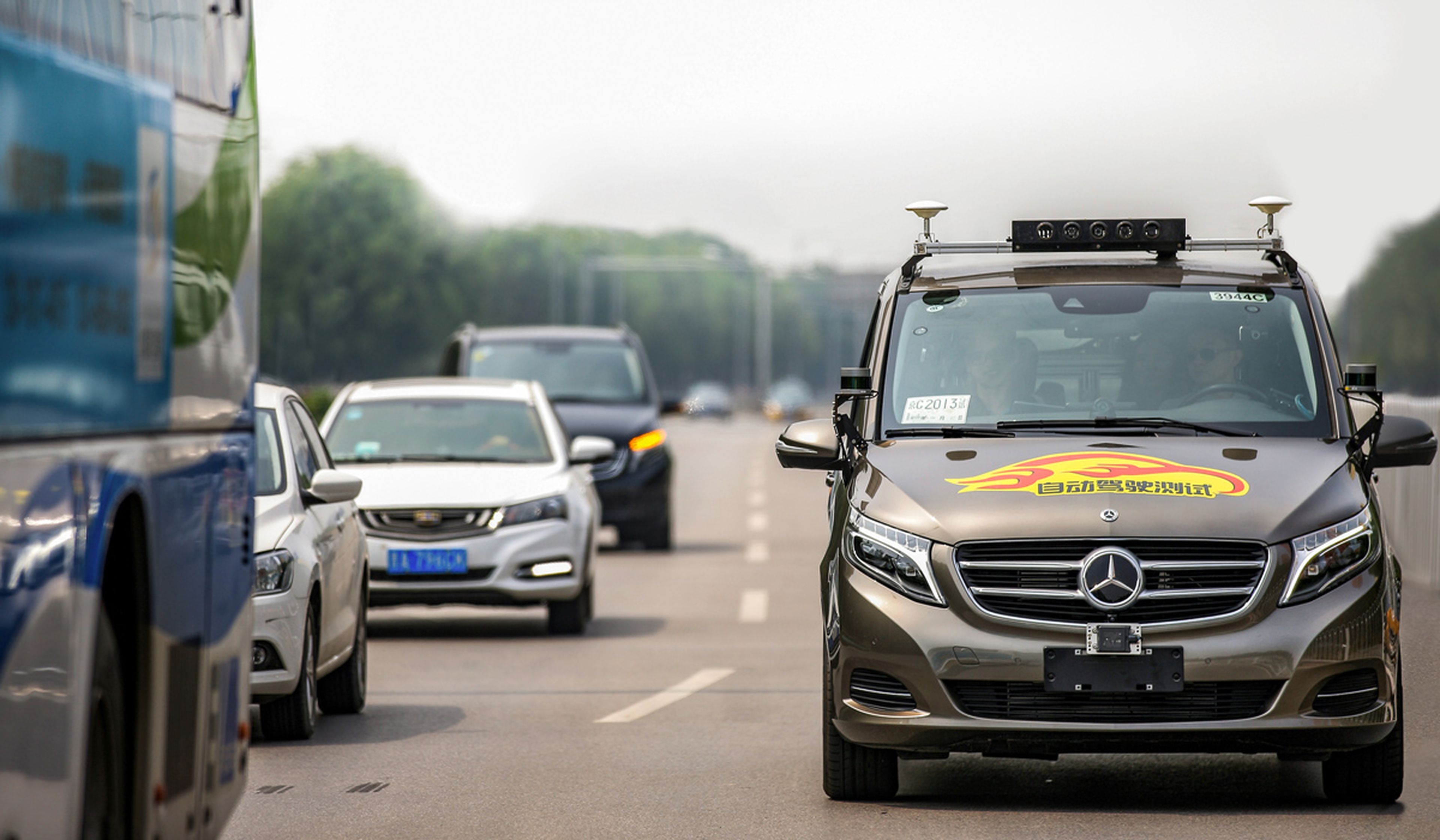 La furgoneta Mercedes será probada en modo autónomo en el entorno de la ciudad de Pekín.
