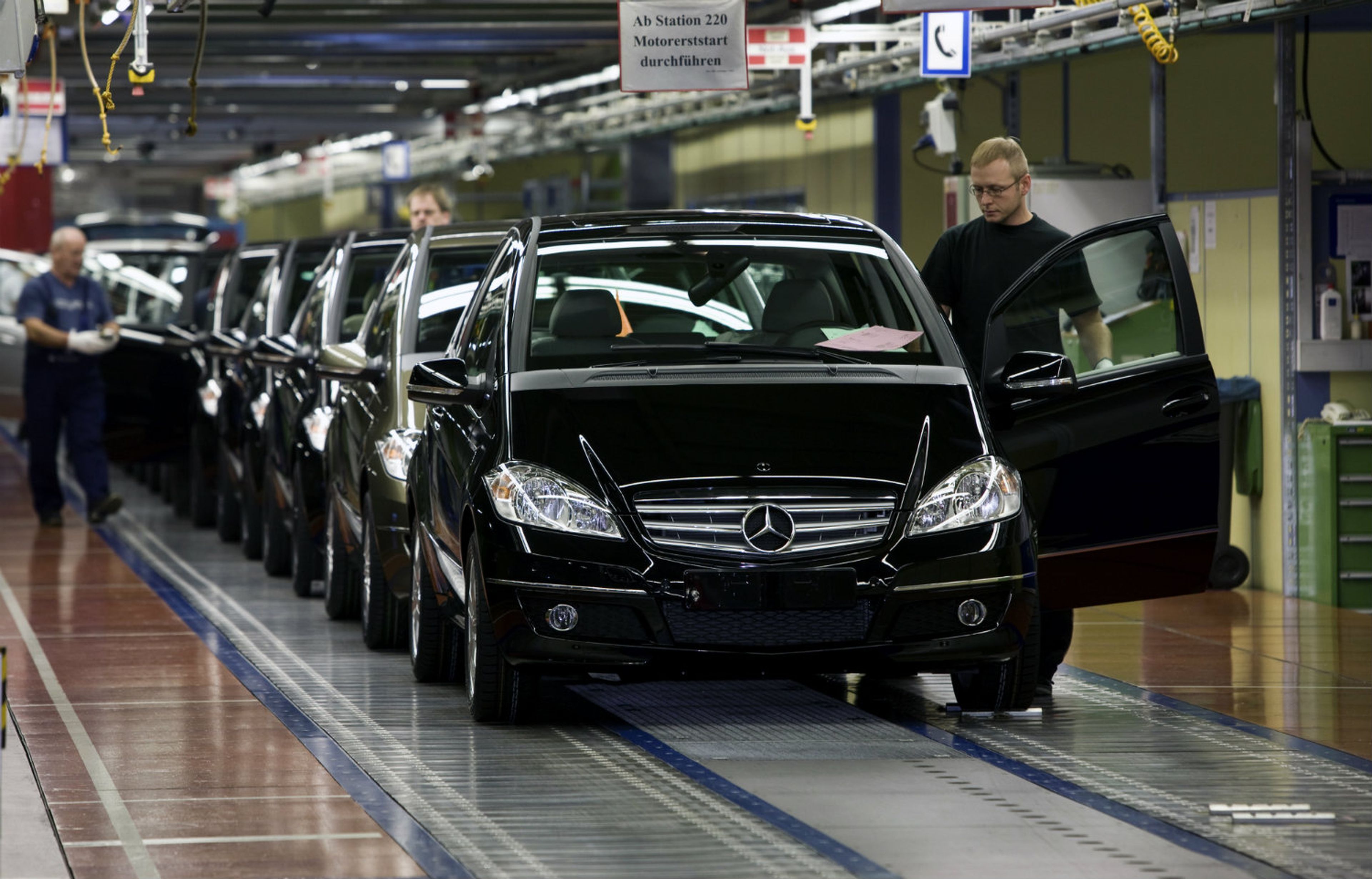 Mercedes compactos siendo fabricados en una planta de Daimler