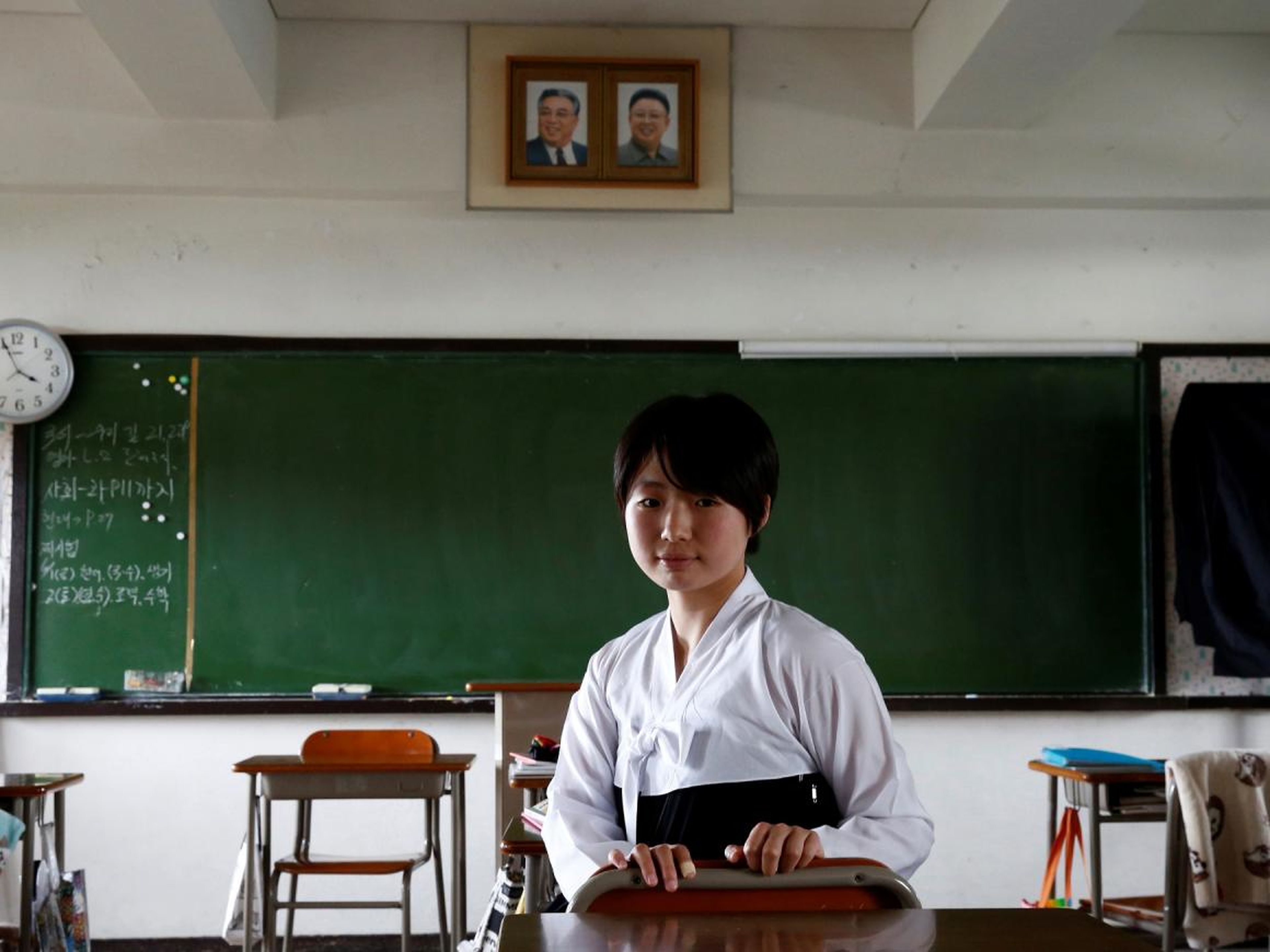 Paeng Yu Na, estudiante de secundaria en Kanagawa Korean Middle and High School en su clase en Yokohama, Prefectura de Kanagawa, Japón, 1 de junio de 2018. Está vestida con el uniforme escolar de la vestimenta tradicional coreana.