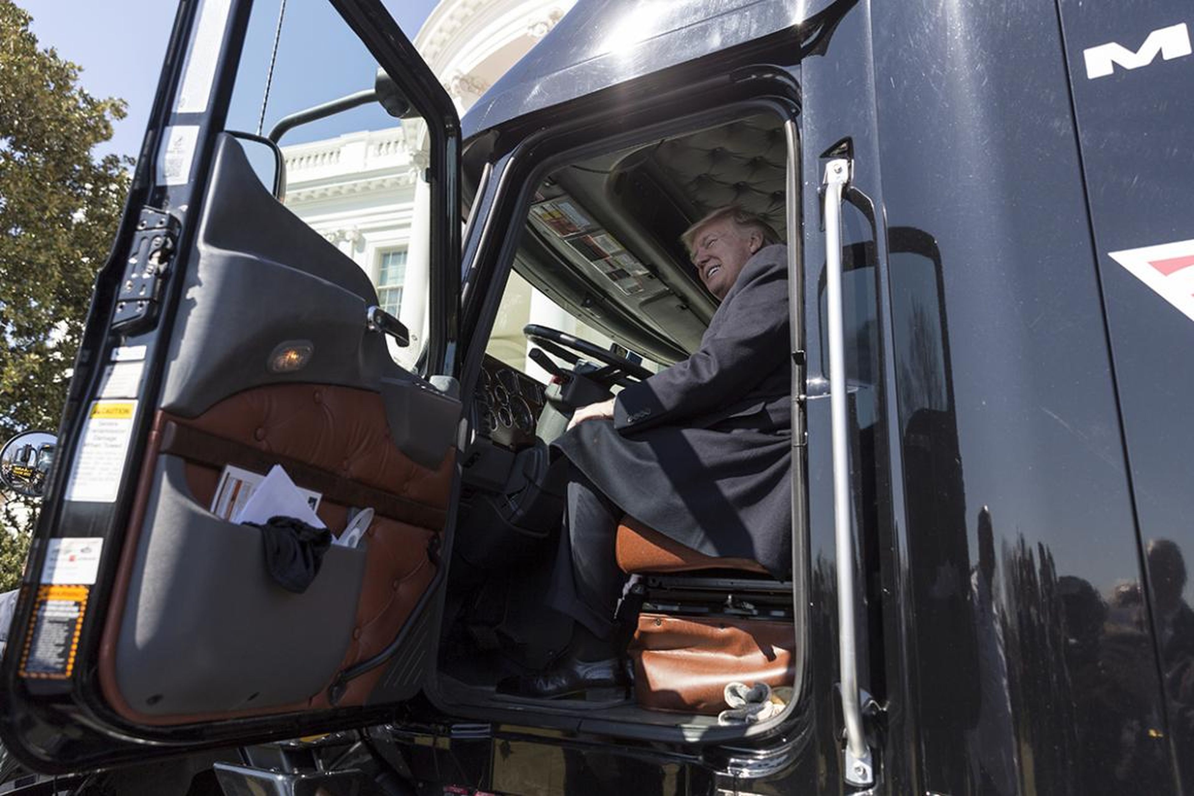 El Presidente Donald Trump sentado en un camión.