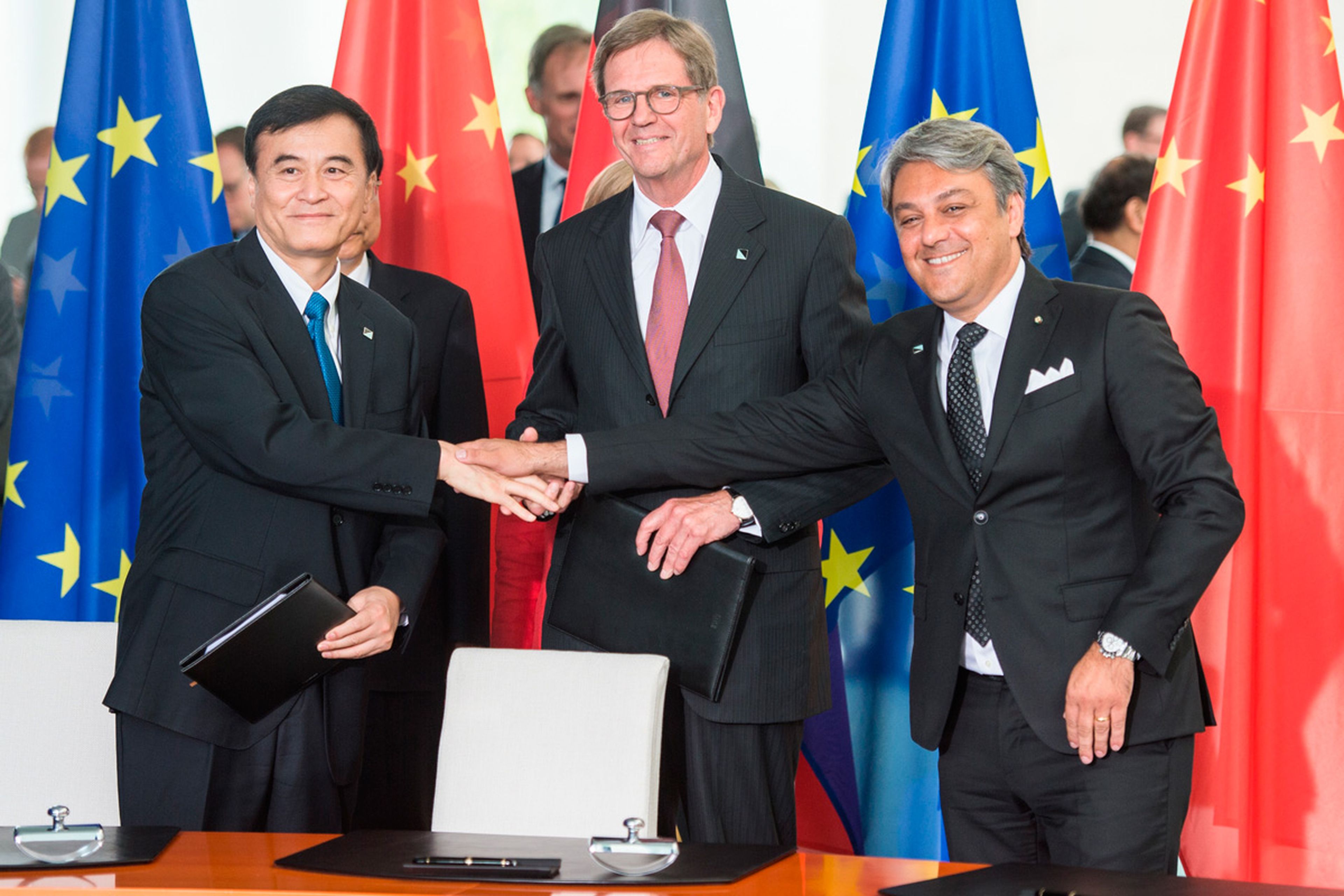 El presidente de SEAT, Luca de Meo; el presidente de Volkswagen Group China, Dr. Jochem Heizmann; y el presidente de JAC.