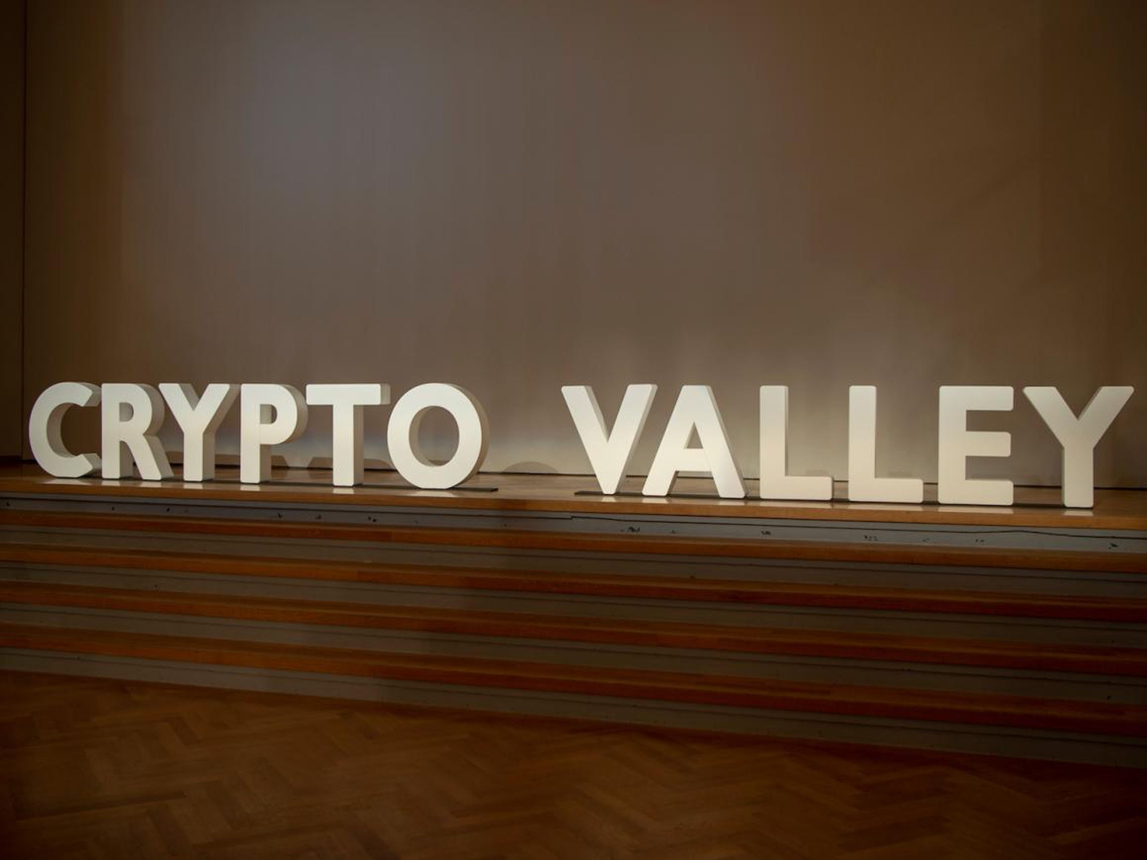 Un letrero en la conferencia Crypto Valley.
