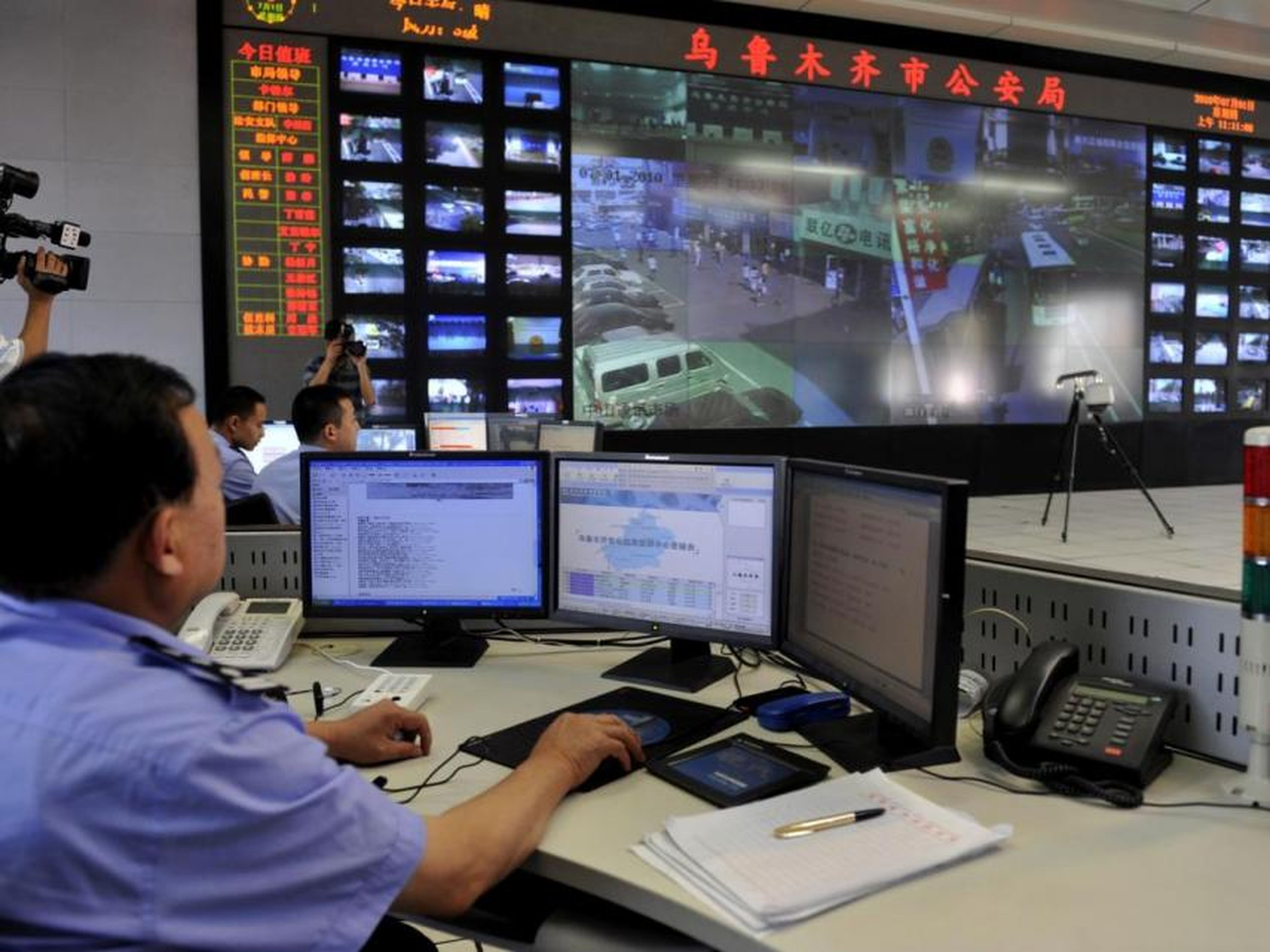 La policía en China supervisa grandes cantidades de cámaras de vigilancia desde los centros de control principales.