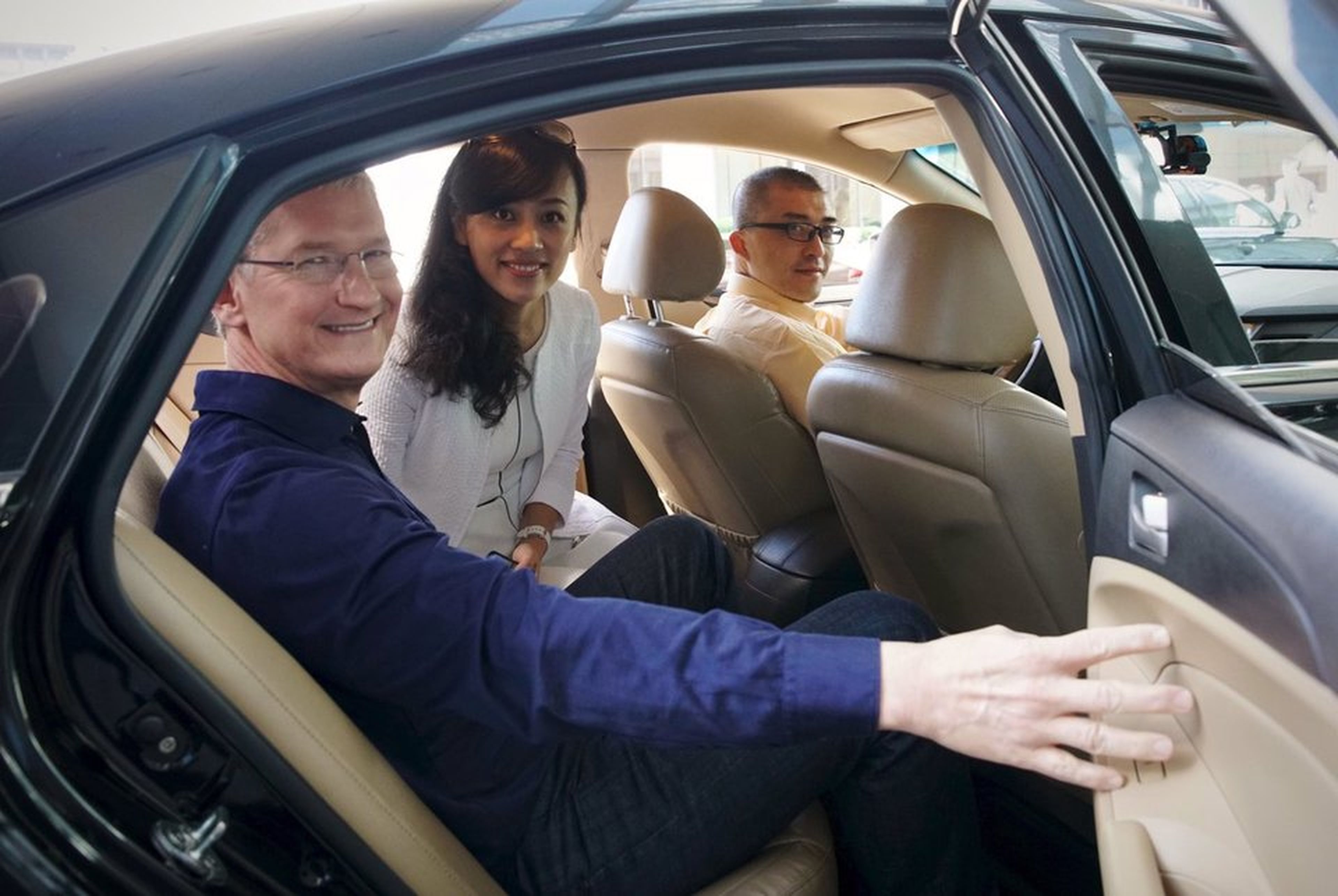 El CEO de Apple, Tim Cook, y Didi Chuxing, Jean Liu, en un coche en China.