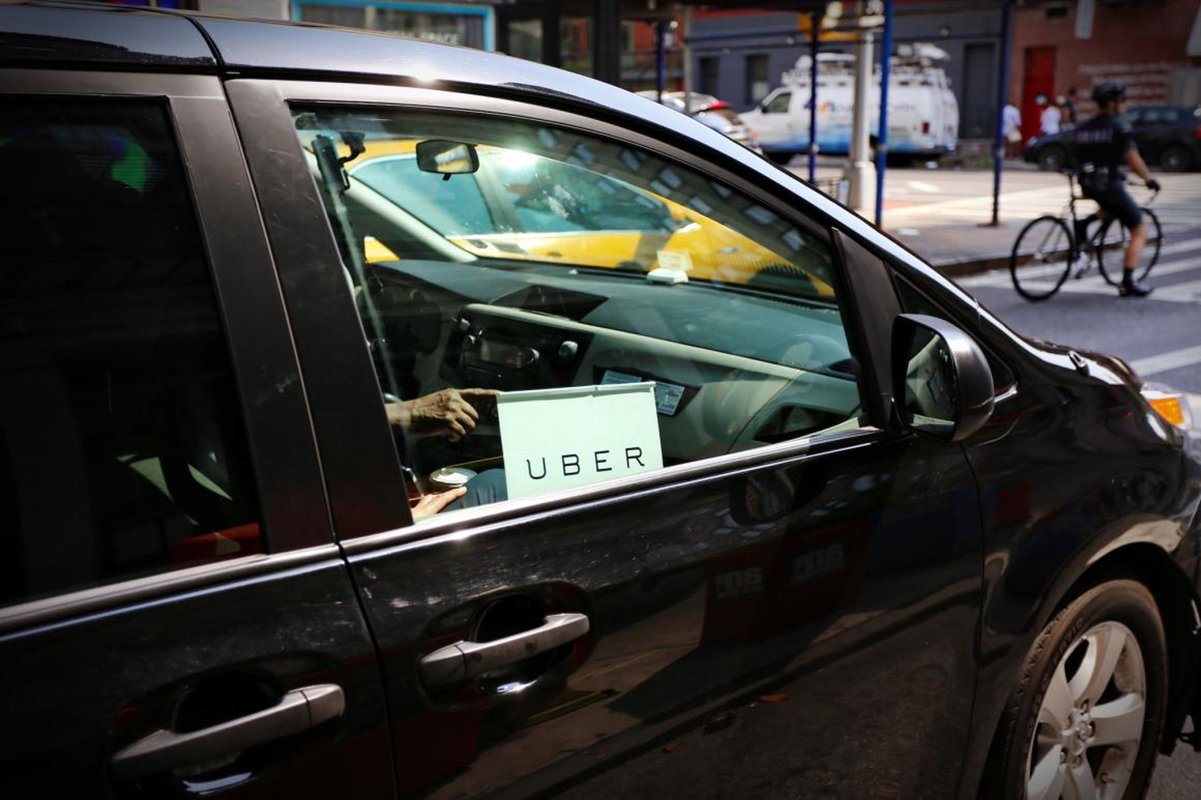 Un coche de Uber de servicio en las calles de Nueva York.