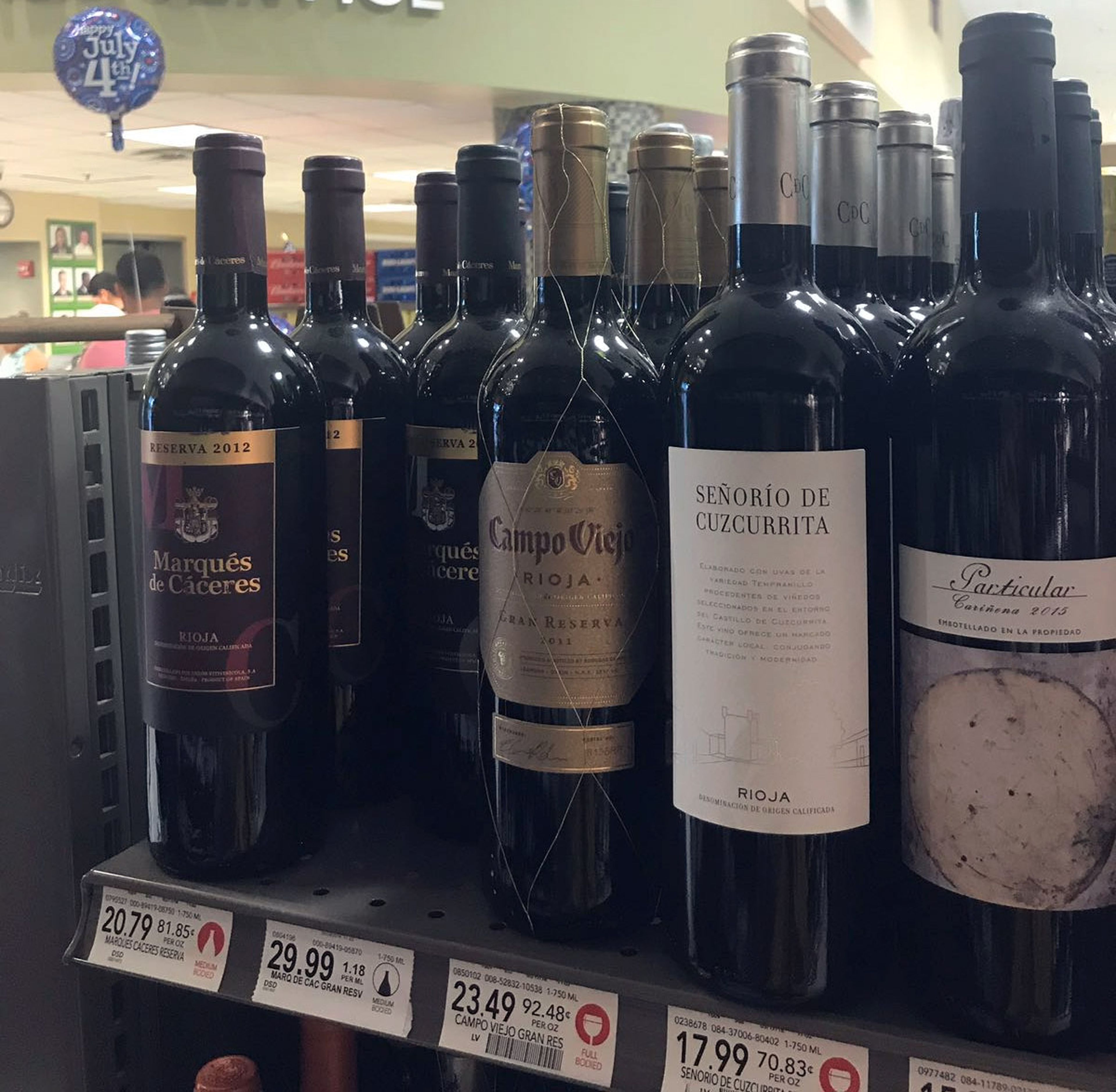 Varias botellas de vino español en un supermercado de Estados Unidos.