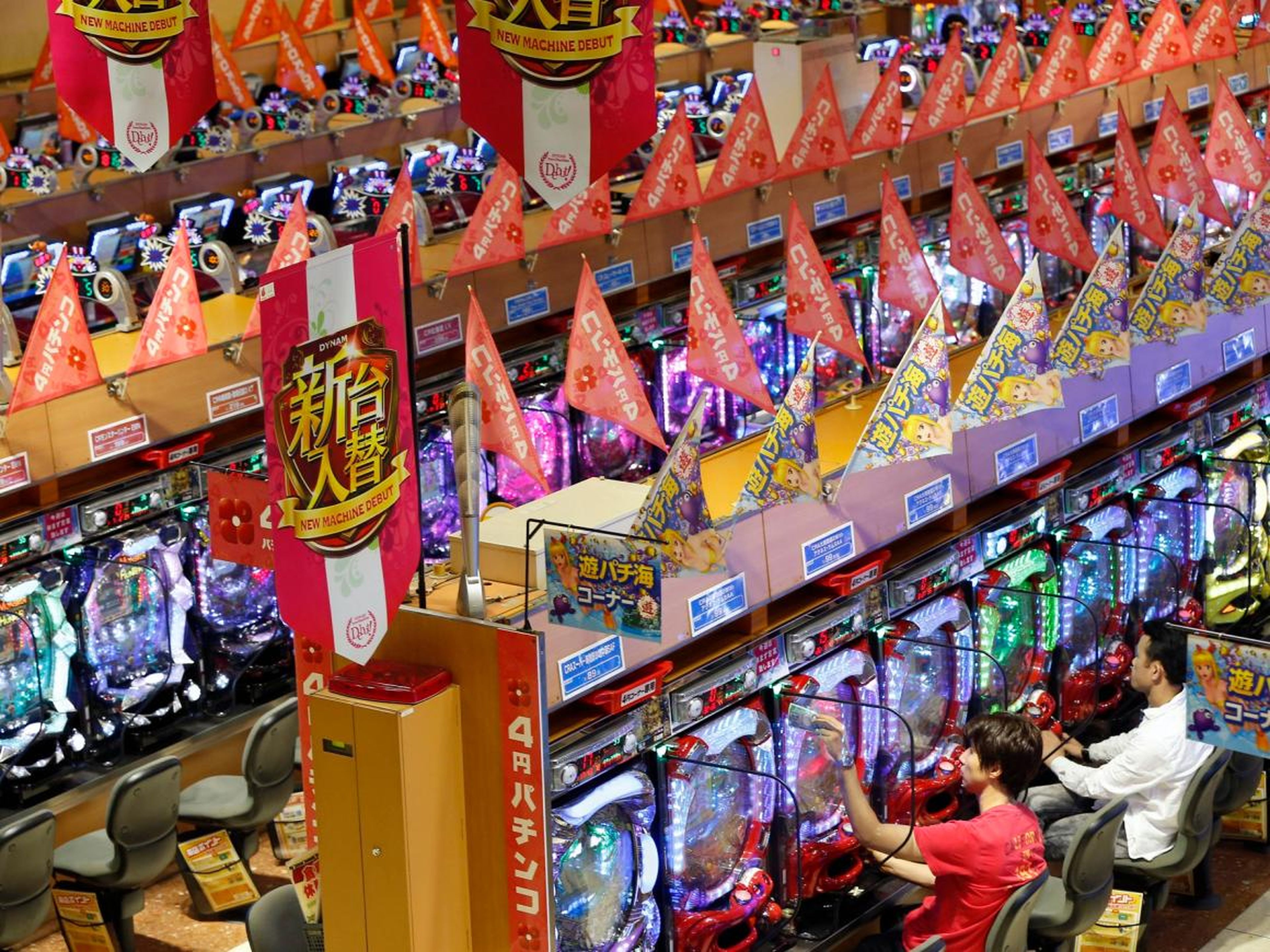 Los visitantes juegan en un salón de pachinko de Dynam en Honjo, al norte de Tokio el 4 de agosto de 2014.
