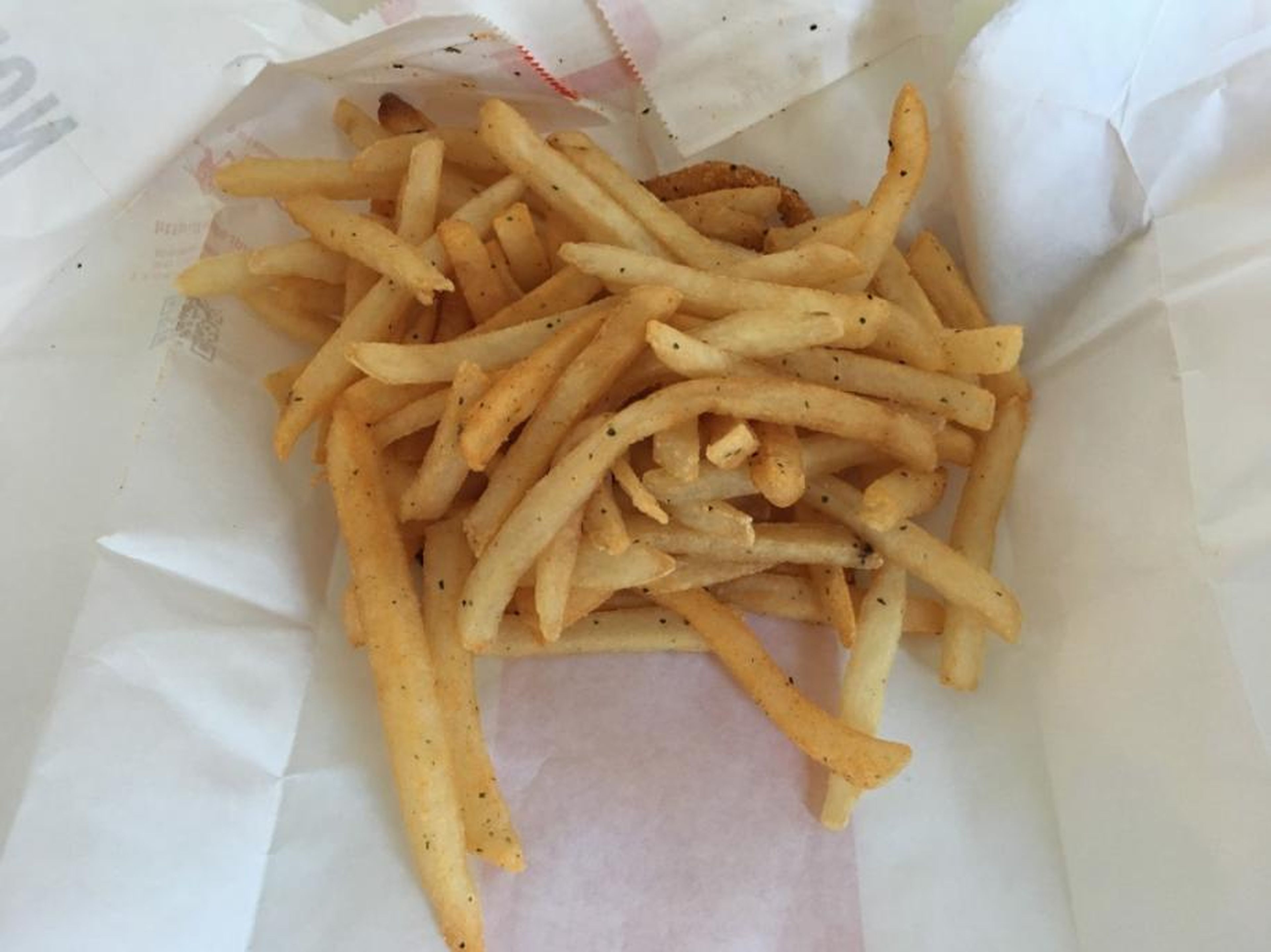 We upgraded our French fries to "Mentai-mayo fries," and a mentai-mayo-flavored powder was put in a paper bag to shake the fries.