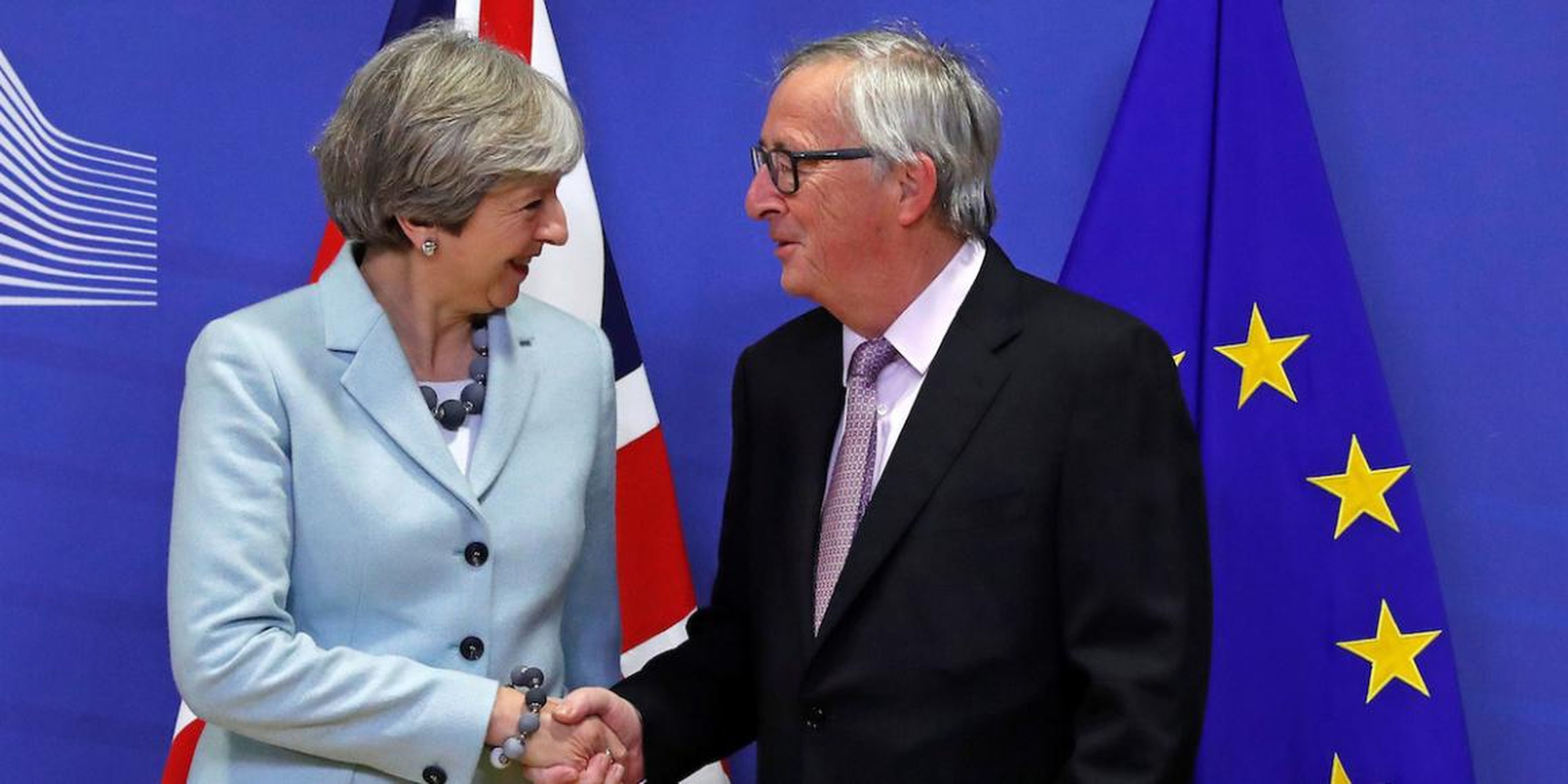 Las primera ministra británica, Theresa May, y el presidente de la Comisión Europea, Jean-Claude Juncker