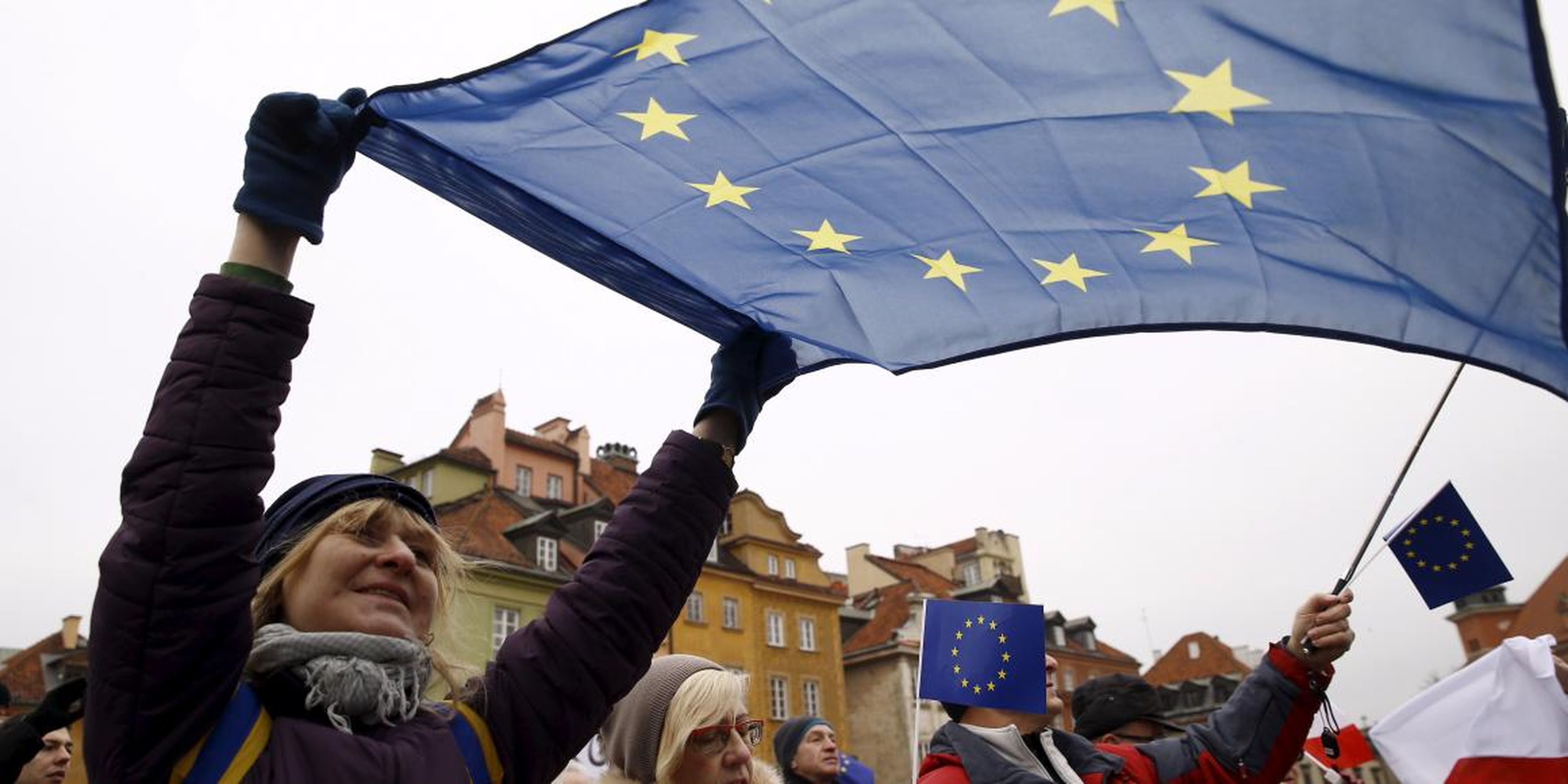 Una mujer con una bandera de la UE en una manifestación por la democracia en el centro histórico de Varsovia, Polonia.