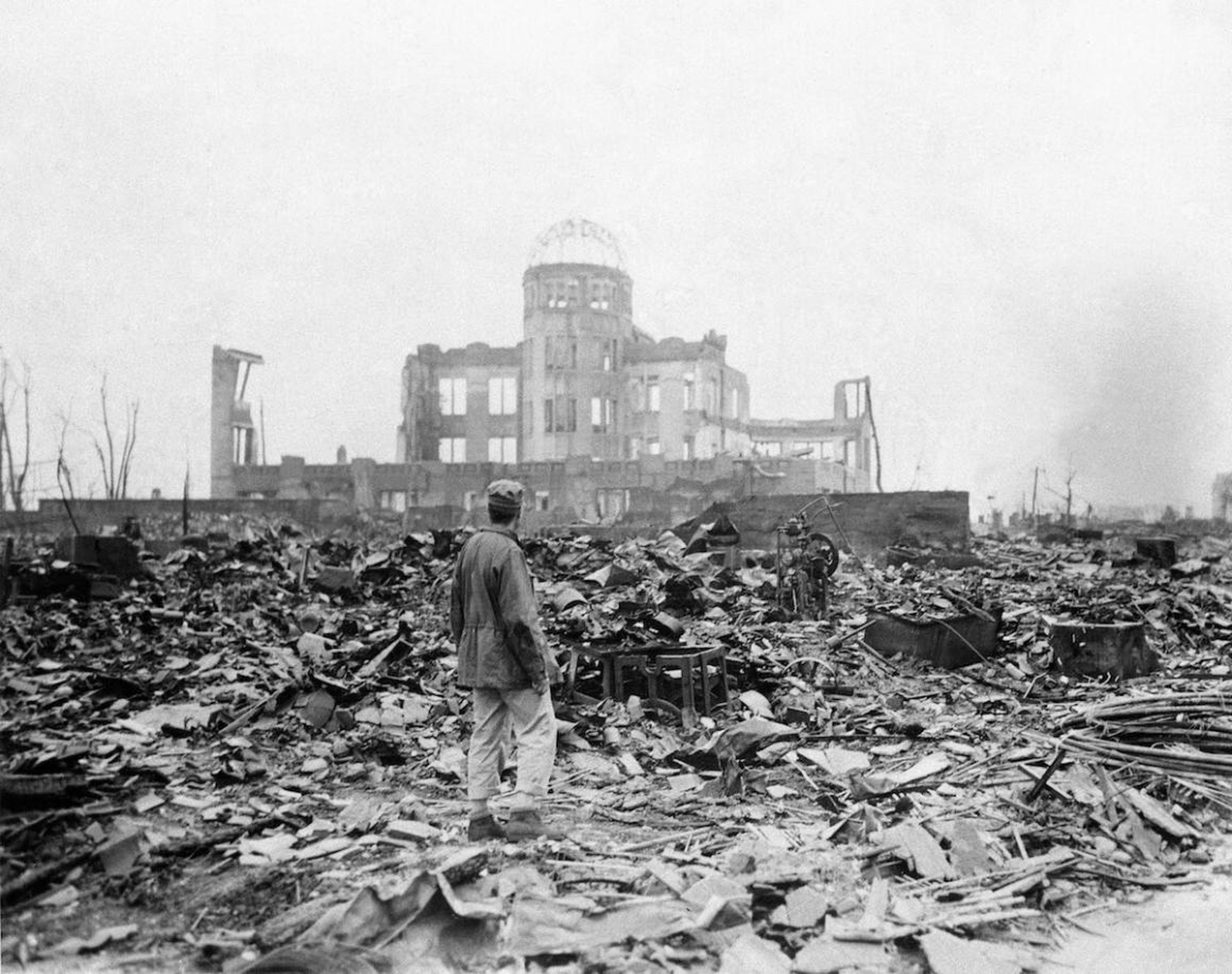 Un corresponsal aliado mira las ruinas entre escombros en Hiroshima, Japón, el 8 de septiembre de 1945.