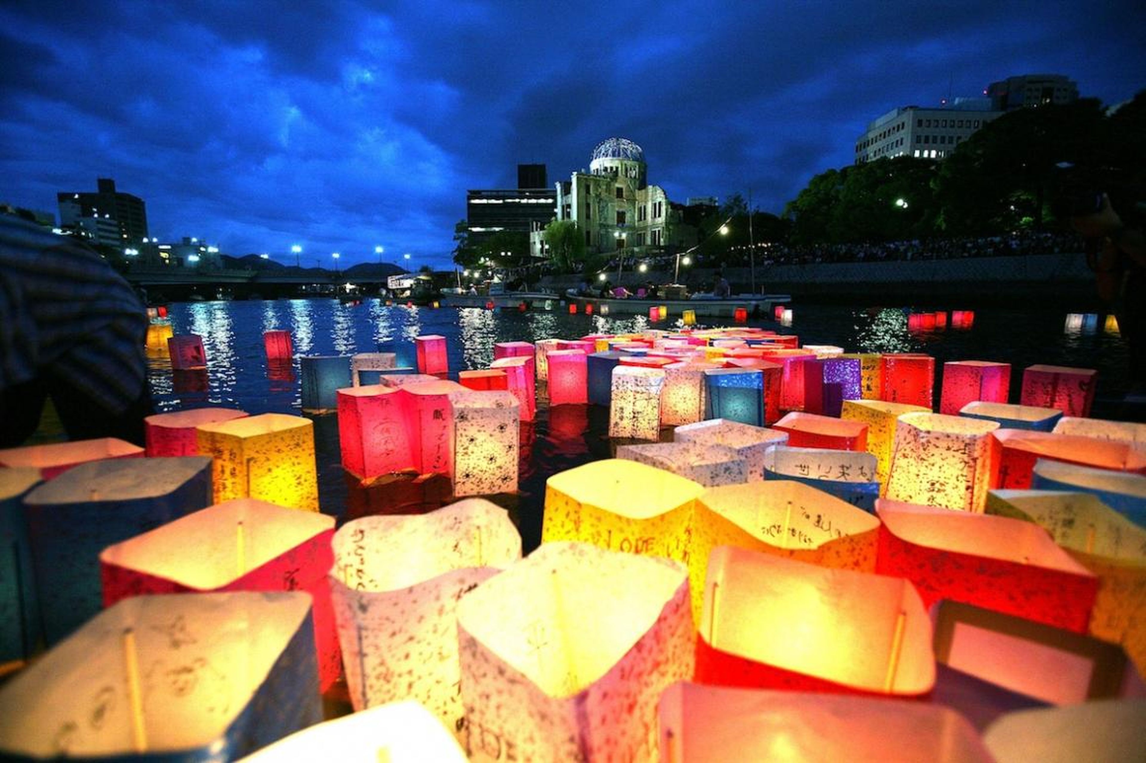 Velas y linternas de papel flotan en el río Motoyasu enfrente de la Cúpula de la Bomba Atómica en el Parque Conmemorativo de la Paz, el 6 de agosto de 2007.