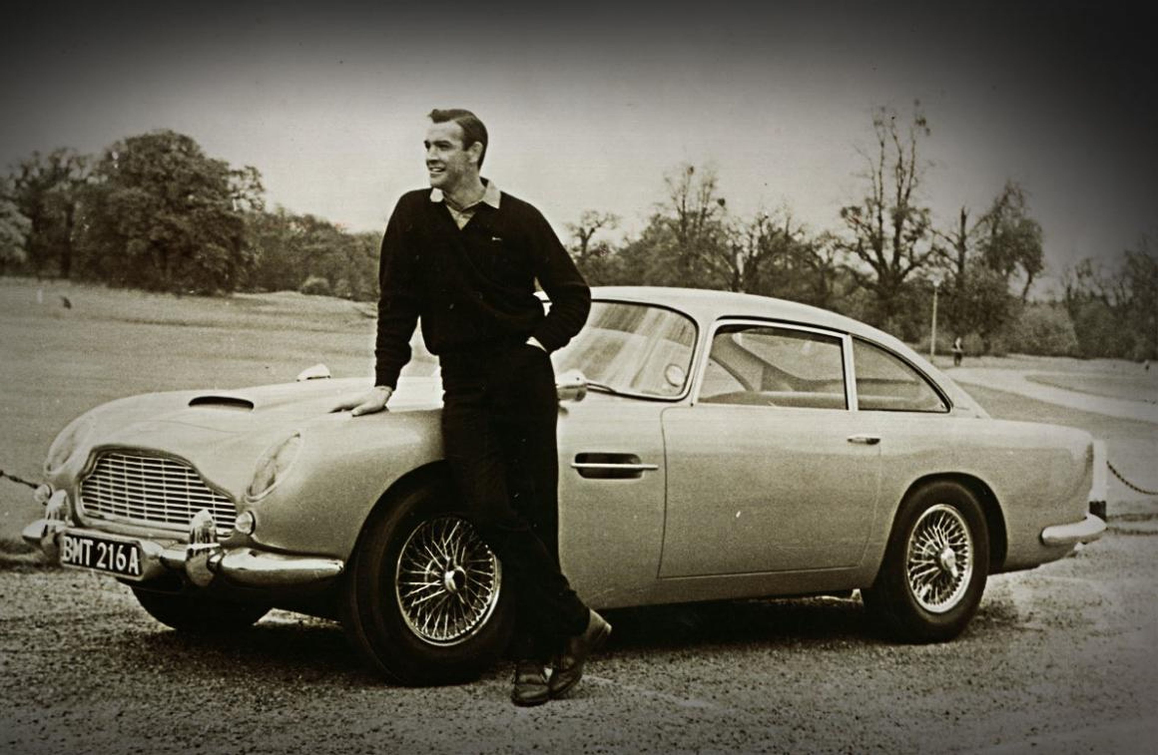 El actor Sean Connery con el Aston Martin DB5 de James Bond.