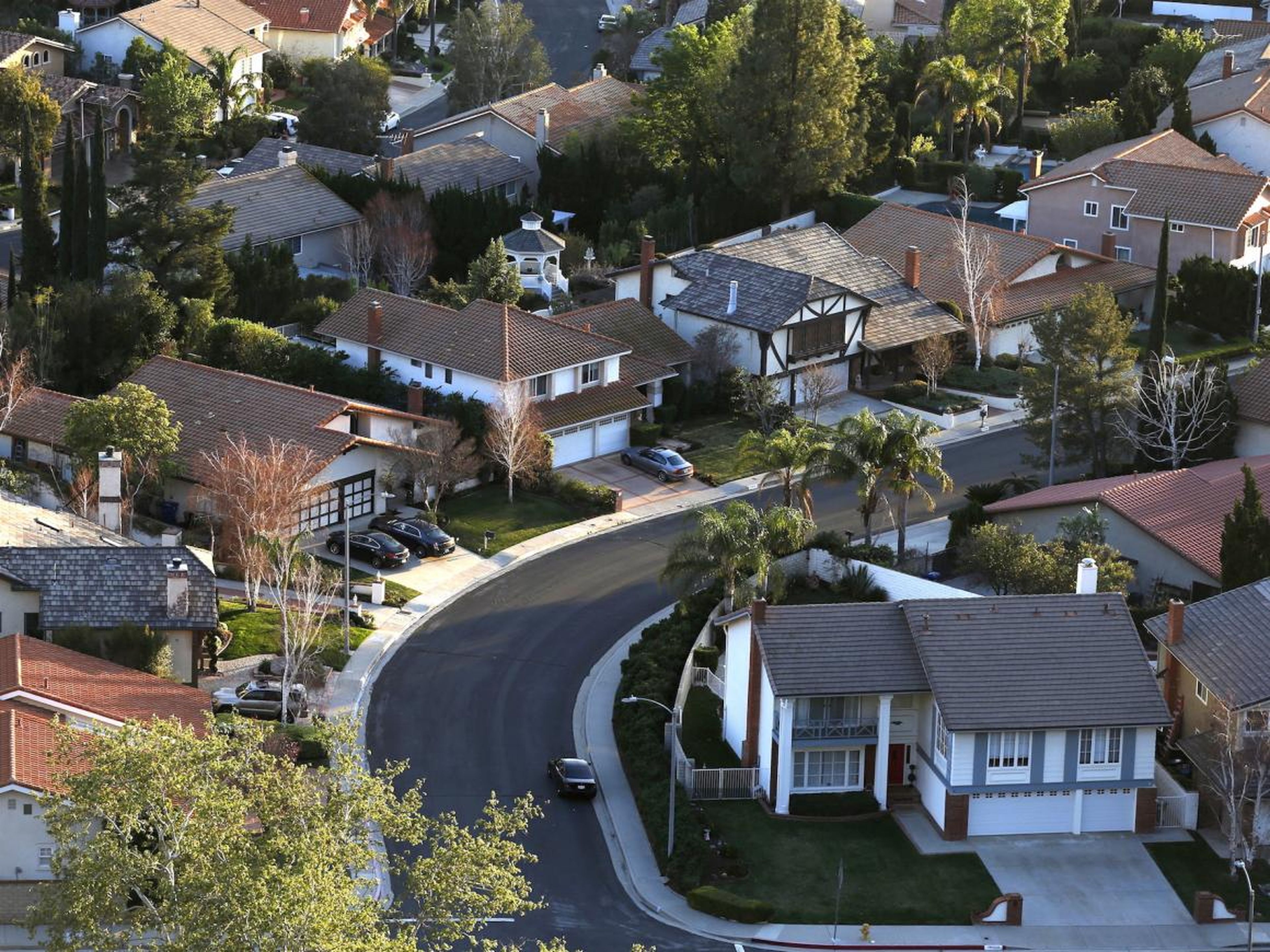 En 15 ciudades de California, al menos el 13% de los propietarios de viviendas gastan más de la mitad de sus ingresos en pagar su casa.