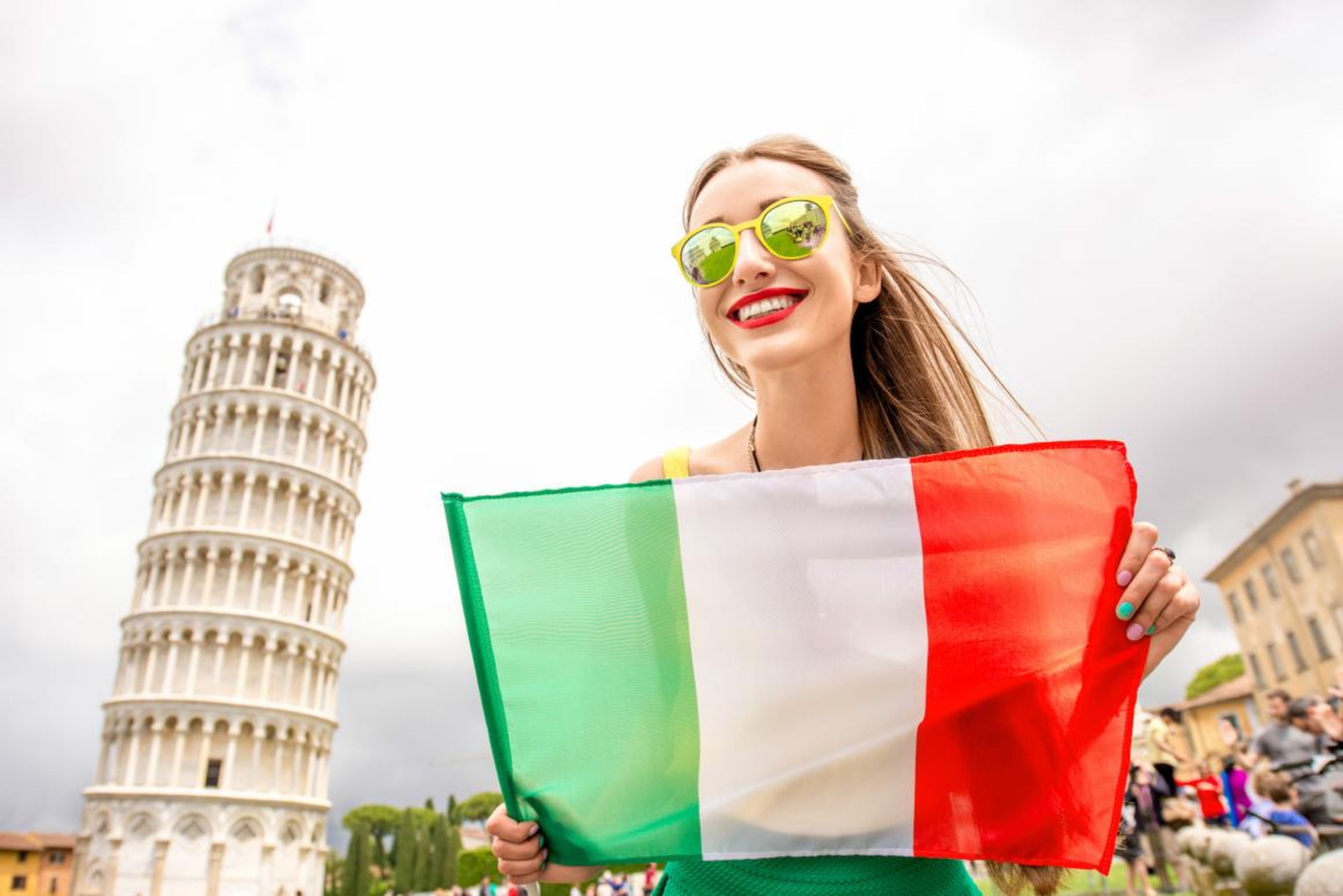 Итальянский язык легок. Италия люди. Люди с итальянским флагом. Девушка с итальянским флагом. Итальянский язык.