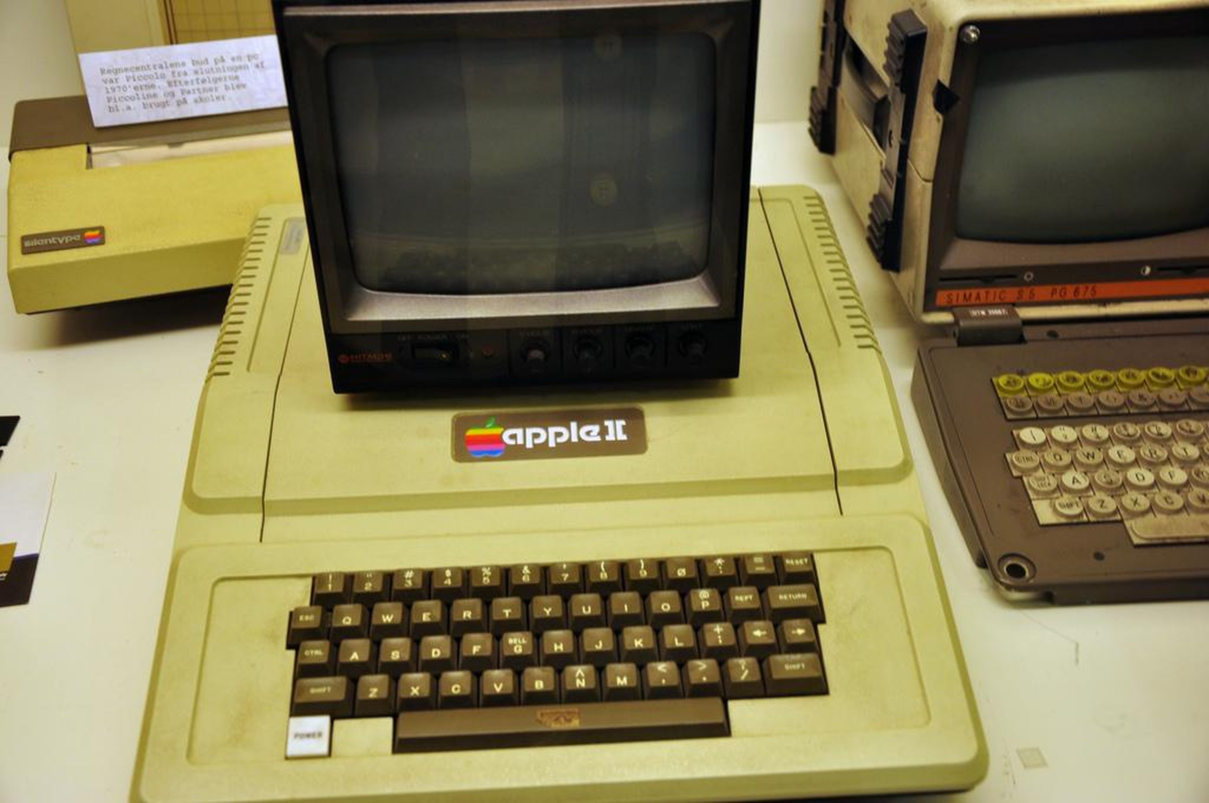 1977 también significó la presentación del Apple II, el PC diseñado por Wozniak que terminaría revolucionando el mercado.