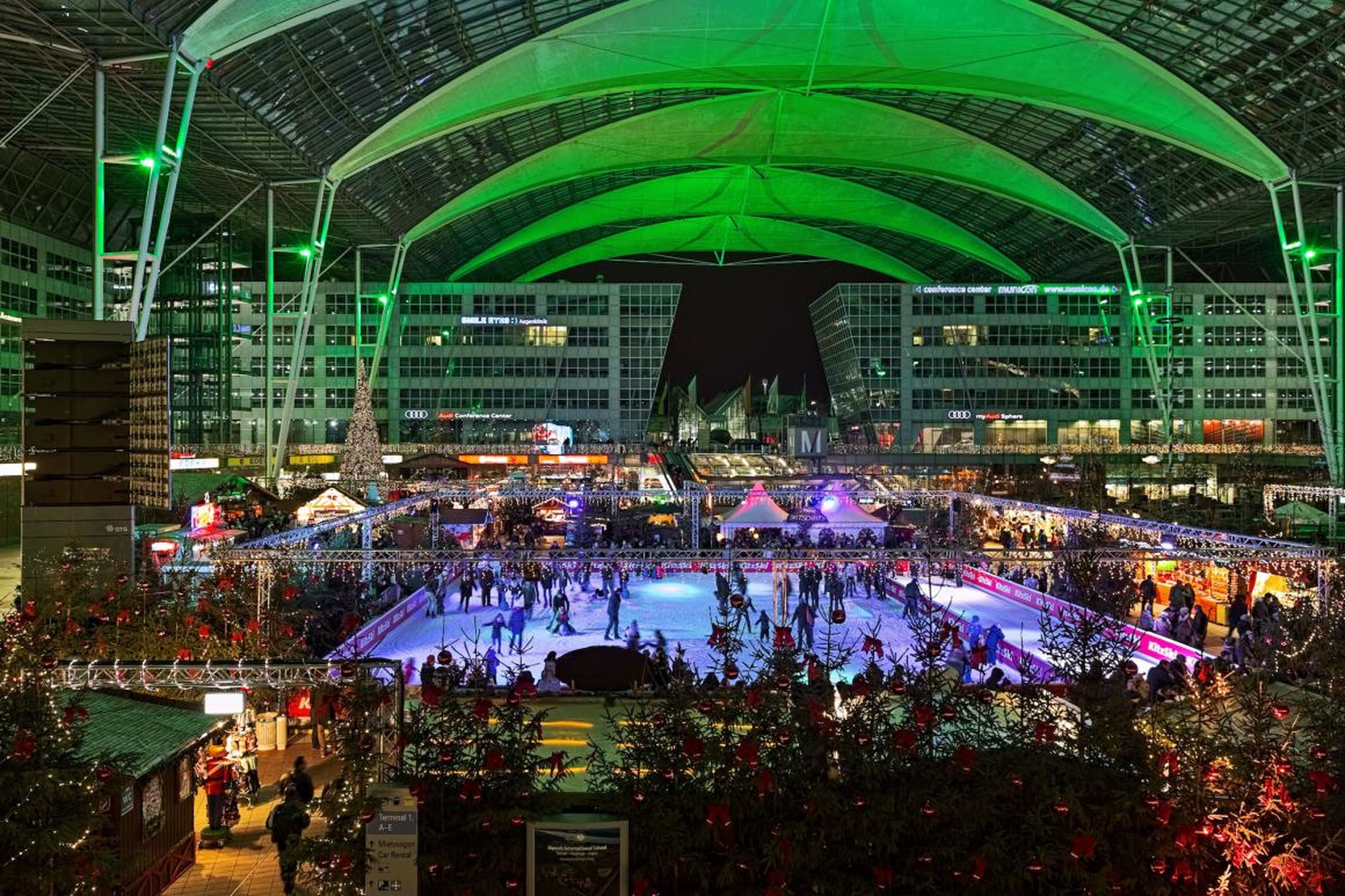 Mercado de Navidad e Invierno con pista de hielo en el aeropuerto de Munich.